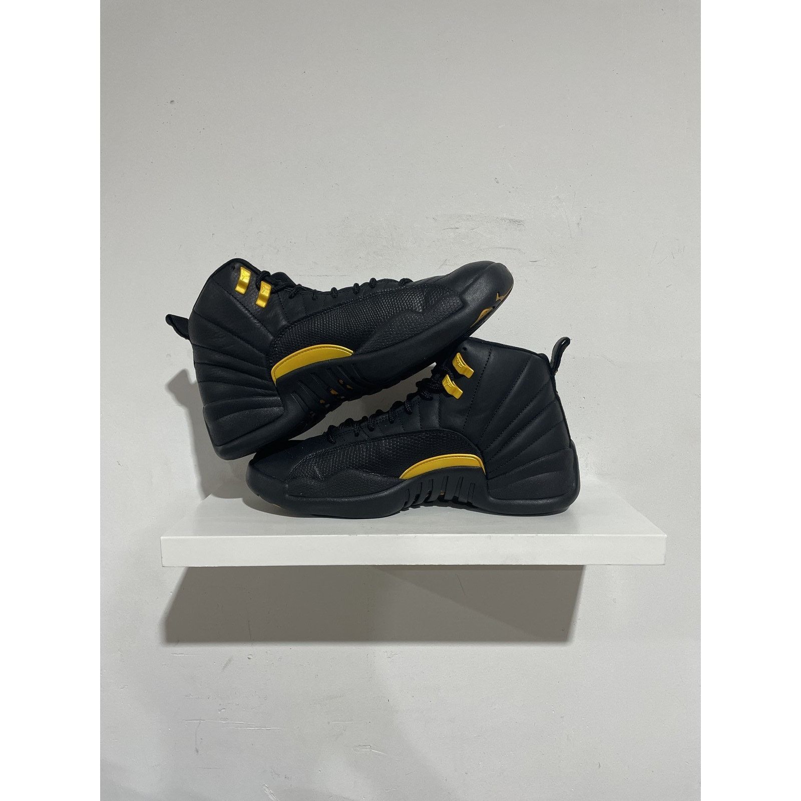 Jordan Brand NIKE JORDAN 12 BLACK TAXI SIZE 10 PREOWNED Size US 10 / EU 43 - 2 Thumbnail
