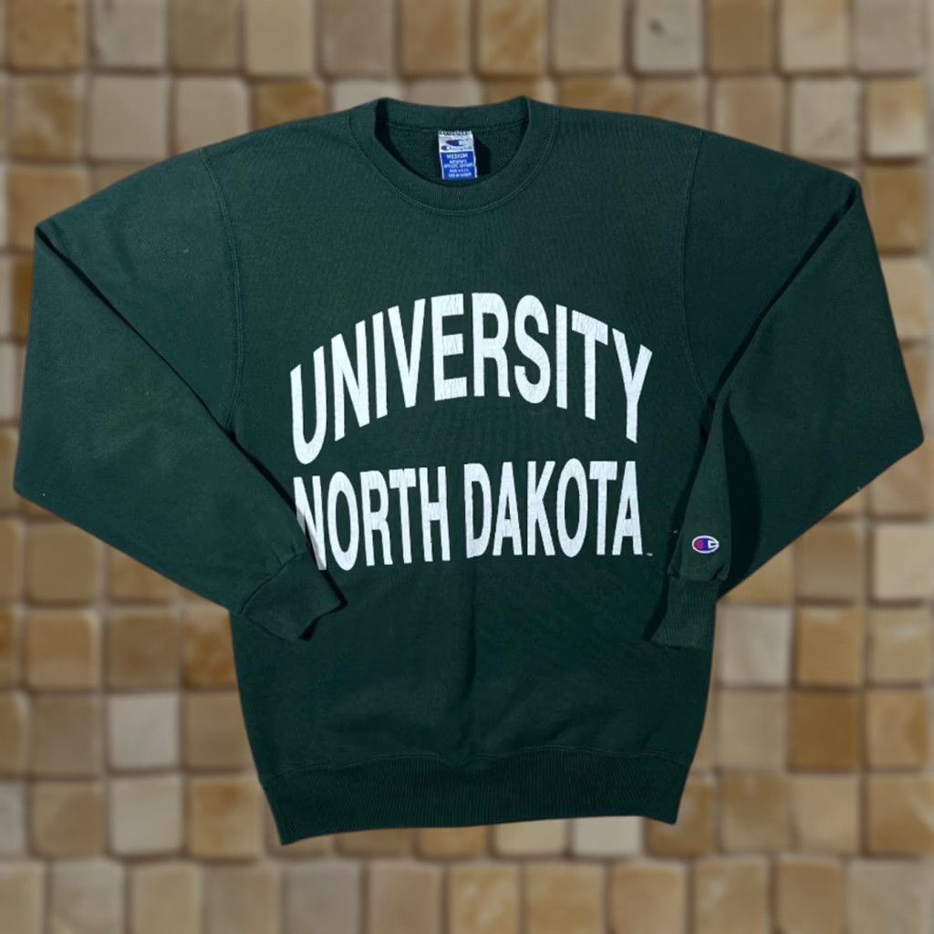 Champion VINTAGE Champion University North Dakota Made In USA College Sweatshirt Men M Green Crewneck Pullover Shirt Graphic 90s Mens Size US M / EU 48-50 / 2 - 1 Thumbnail