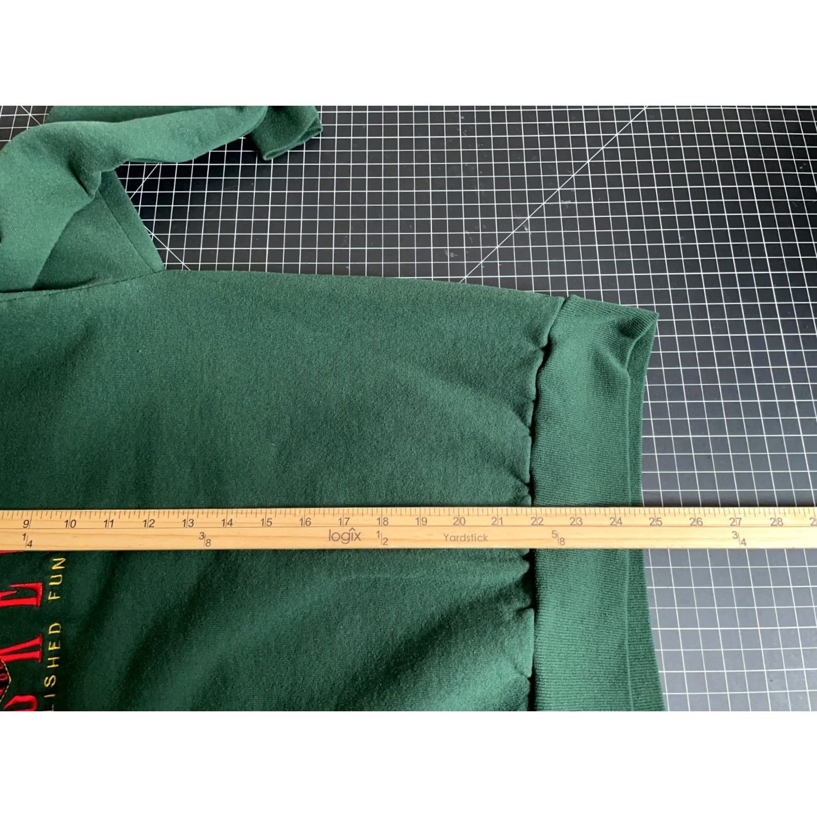 Mickey & Co. VINTAGE Mickey & Co. Sweatshirt Adult Large Green 50/50 Embroidered Mickey Mouse VTG Crew Neck Long Sleeve Pullover Regular Fit Men’s Boys? Size US L / EU 52-54 / 3 - 6 Thumbnail