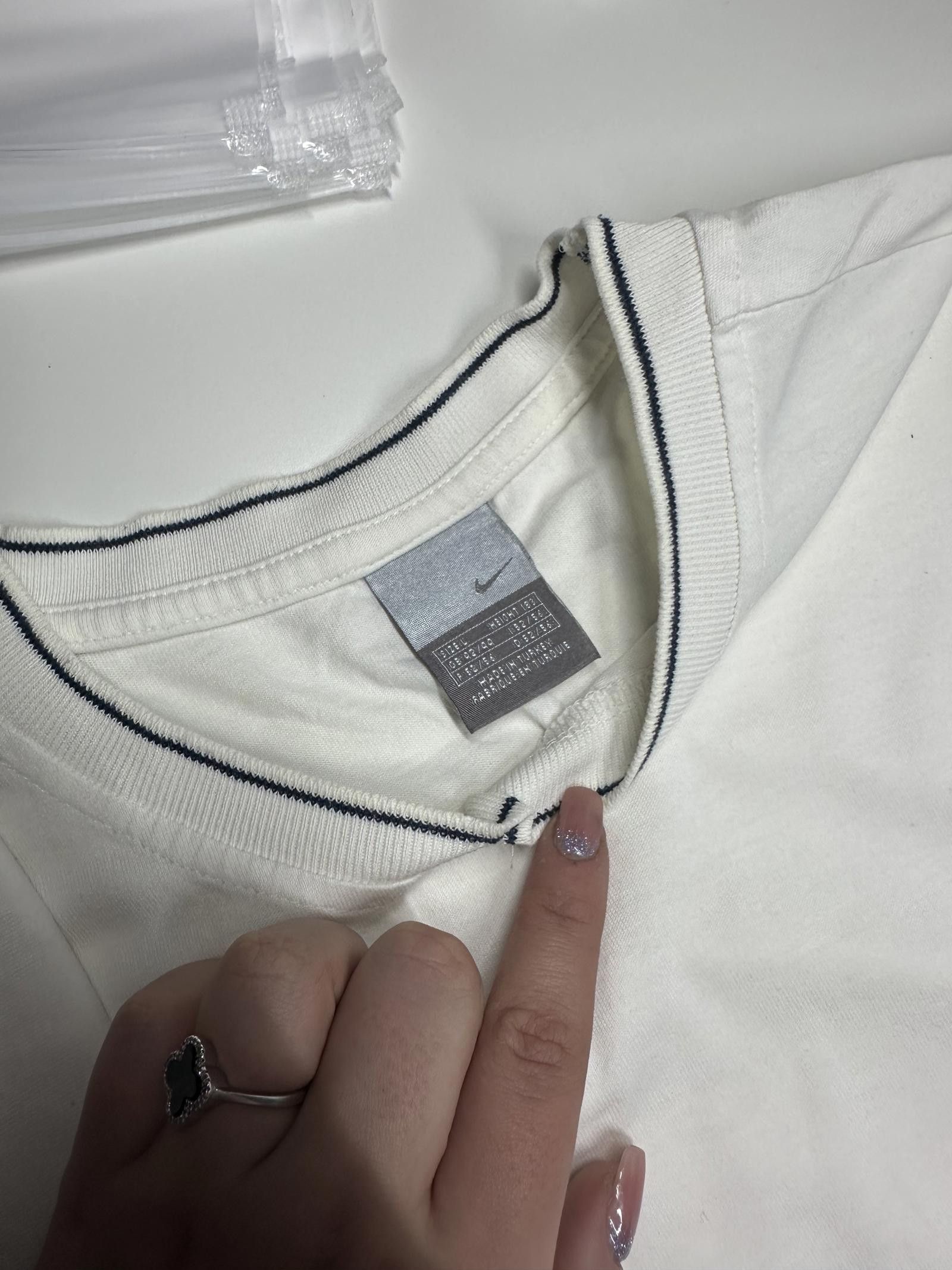 Nike Nike Classic V-Neck T-Shirt - Off White Size US L / EU 52-54 / 3 - 7 Thumbnail