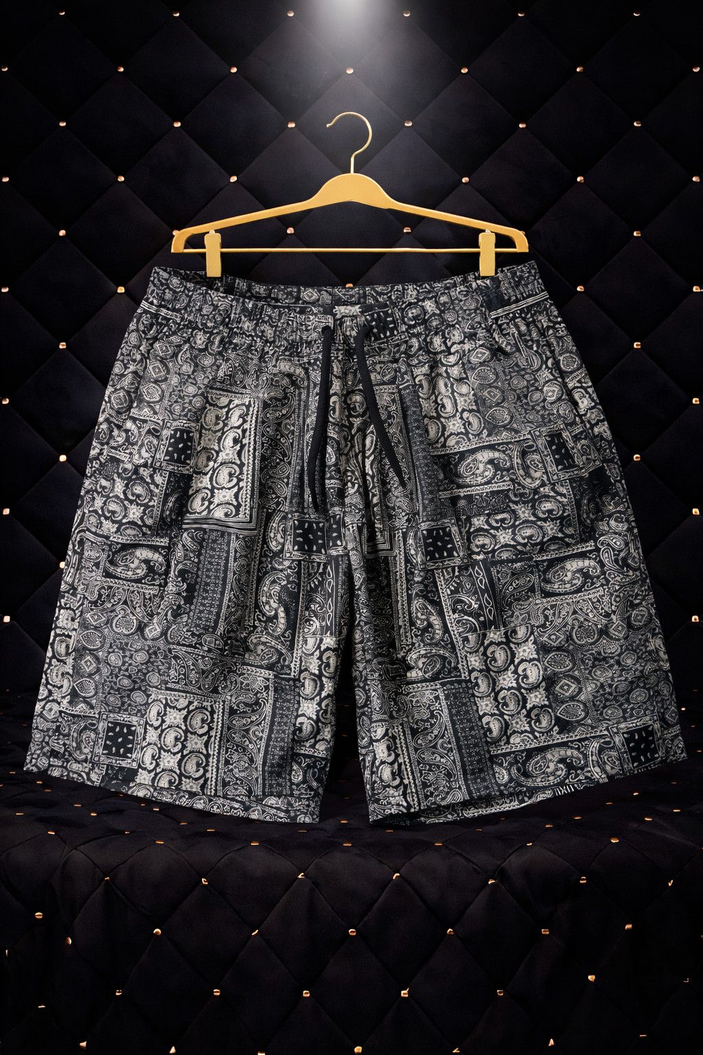 Other GREY BANDANA PAISLEY PRINT SHORTS Size US 32 / EU 48 - 1 Preview
