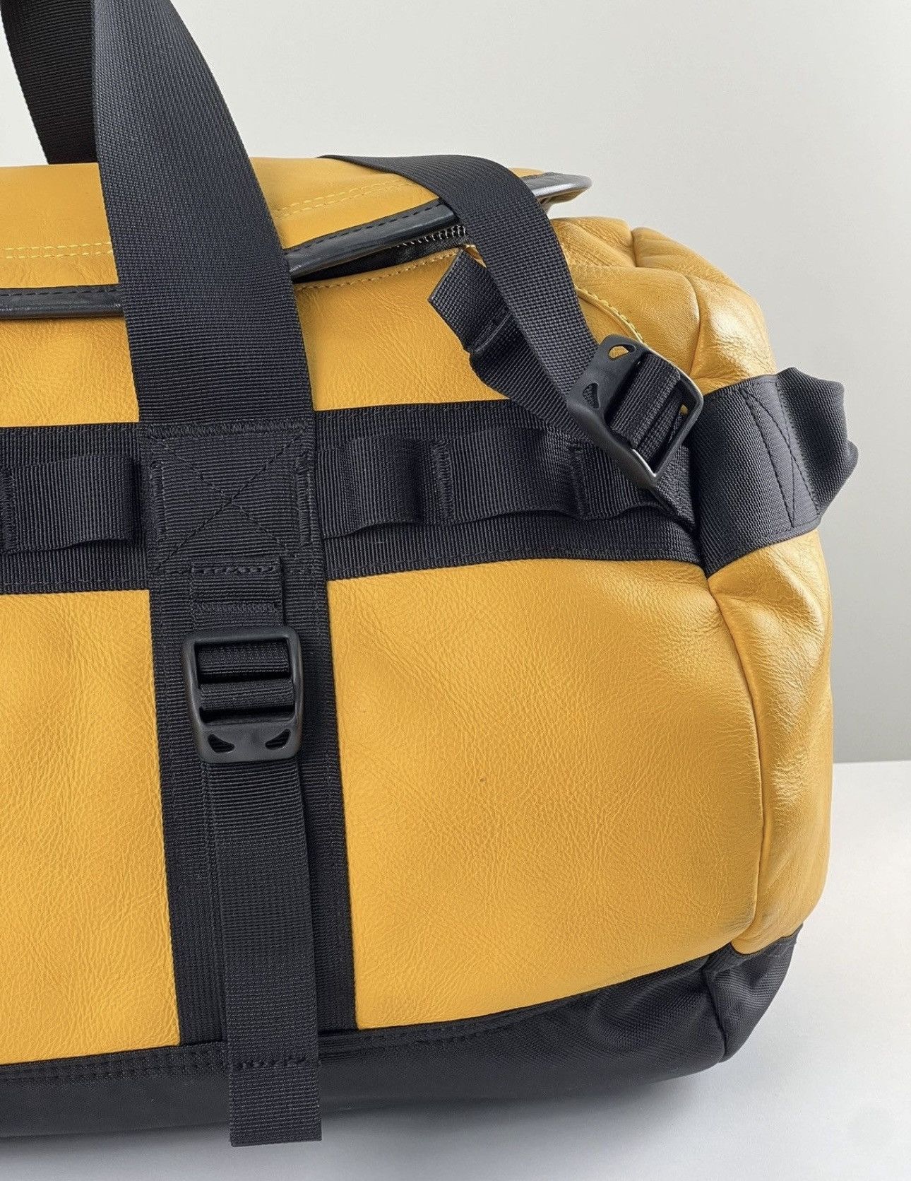 Supreme × The North Face FW17 Supreme North Face Leather Base Camp Duffle Bag Size ONE SIZE - 2 Thumbnail