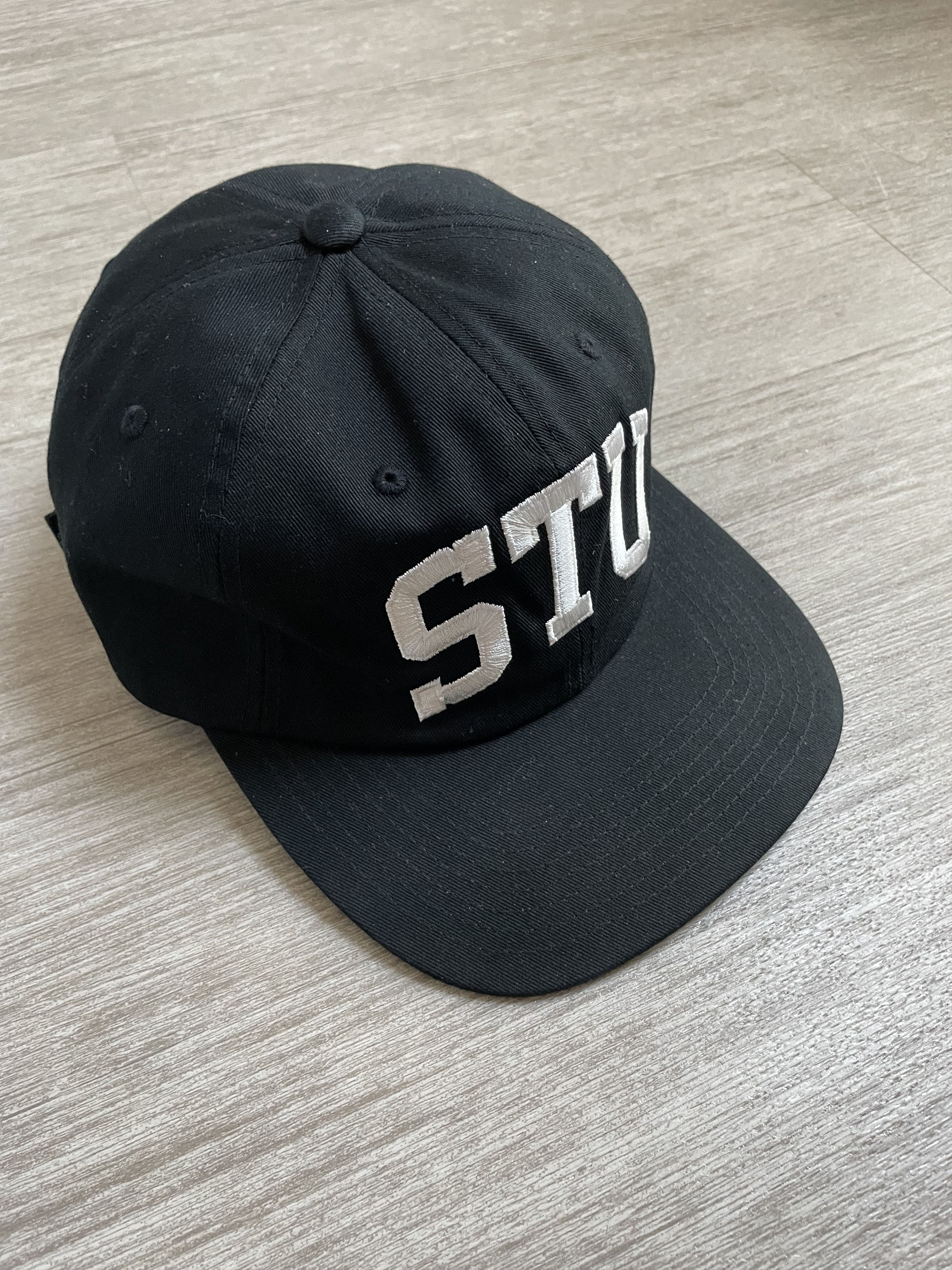 アクセサリー通販 【即完】STUSSY MID-DEPTH STU ARCH STRAPBACK