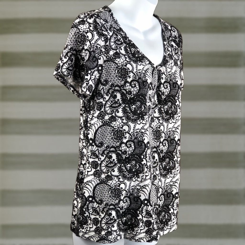 Vintage Fashion Bug Top Shirt M Black/White Geometric V-Neck Short Sleeve Tee Whimsgoth Career Size M / US 6-8 / IT 42-44 - 1 Thumbnail