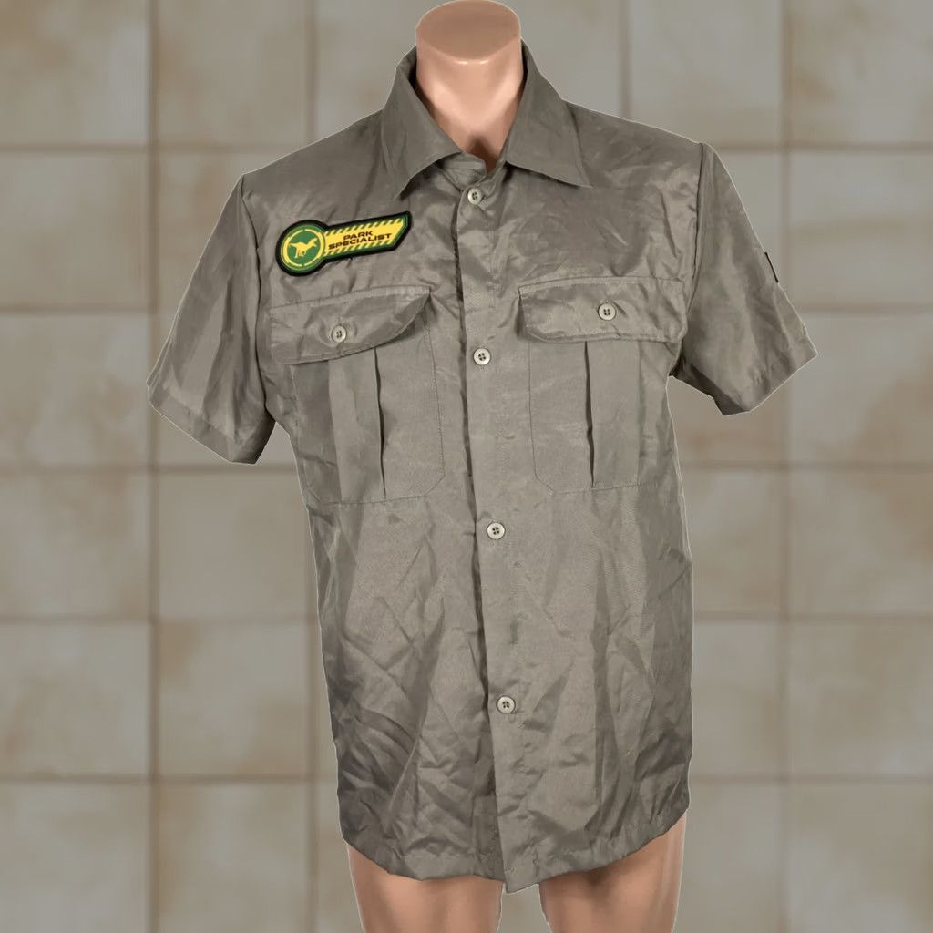 Vintage Jurassic World Mens M Gray Greige Park Specialist Employee Costume Universal Short Sleeve Button-Up Shirt Casual Travel Regular Fit Mens Size US M / EU 48-50 / 2 - 1 Thumbnail