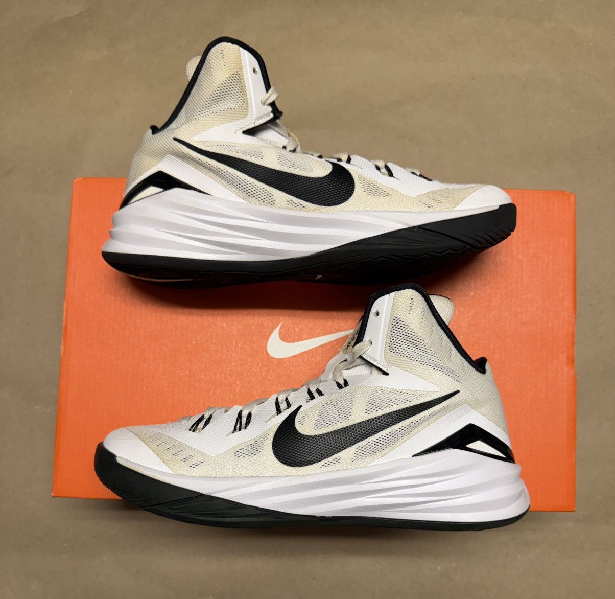 Nike Nike Hyperdunk 2014 Women’s White Black size 8.5 Basketball! Size US 8.5 / IT 38.5 - 1 Thumbnail