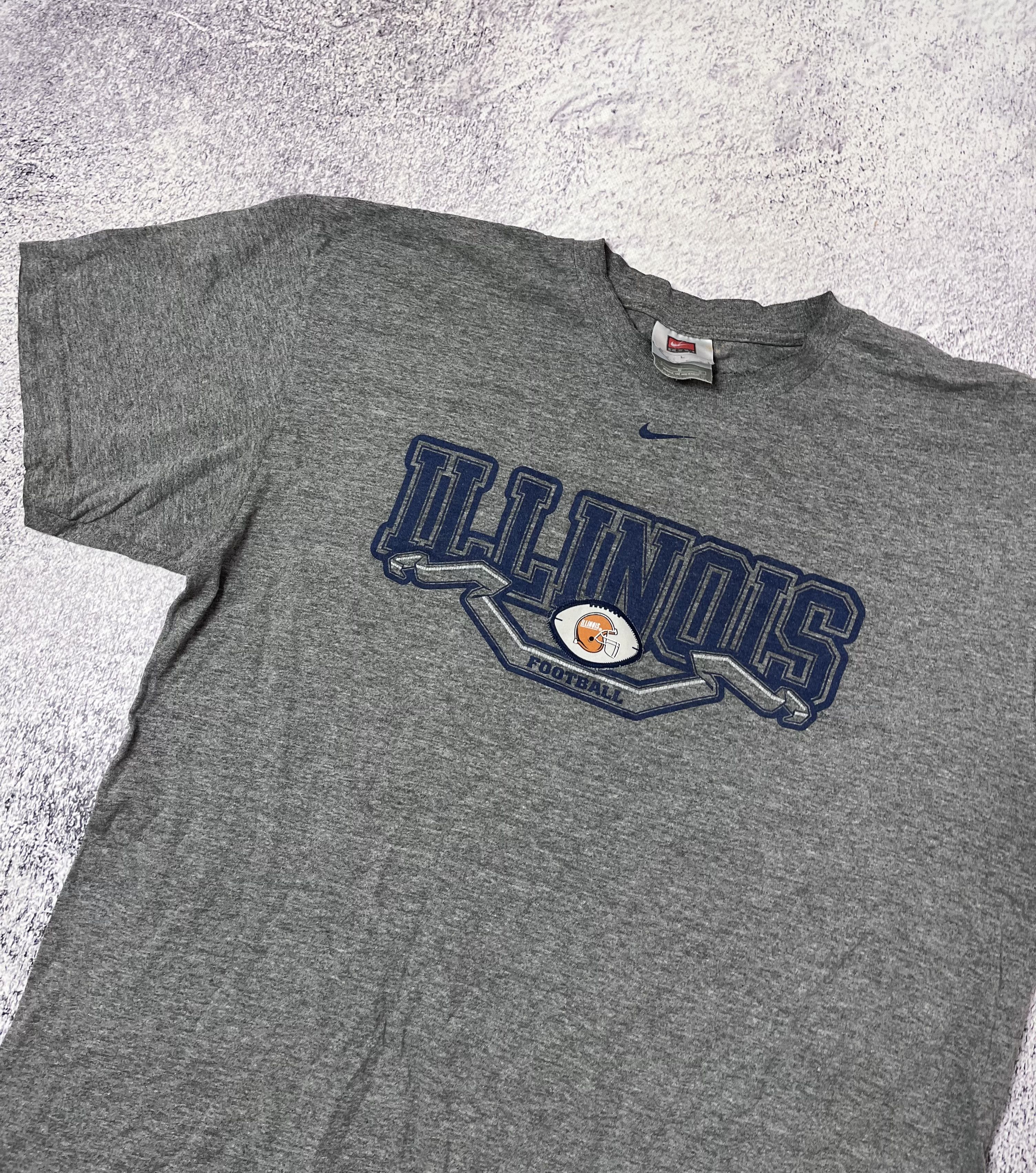 Nike × Vintage Vintage men’s T-shirt Nike Team sport ILLINOIS FOOTBALL Size US XL / EU 56 / 4 - 3 Thumbnail