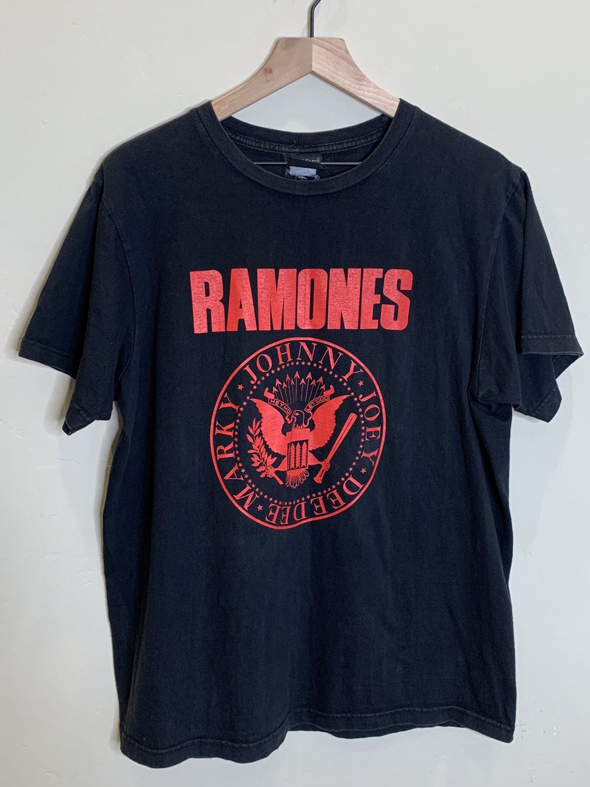 Band Tees × Vintage *RARE* Vintage The Ramones Mania Wall of Fame Band T-Shirt Size US XL / EU 56 / 4 - 1 Thumbnail