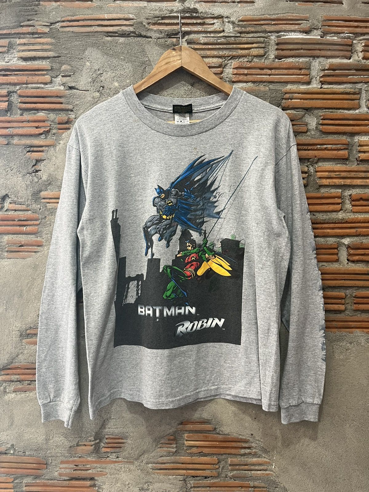DC Comics Vintage BATMAN & ROBIN 2002’s ( XL Kid Size ) Tshirt Size US M / EU 48-50 / 2 - 2 Thumbnail