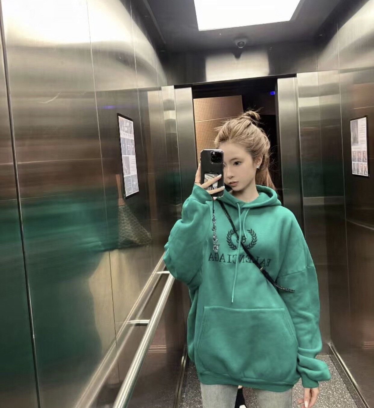 Balenciaga Balenciaga green logo letter hooded drawstring sweatshirt Size S / US 4 / IT 40 - 3 Thumbnail