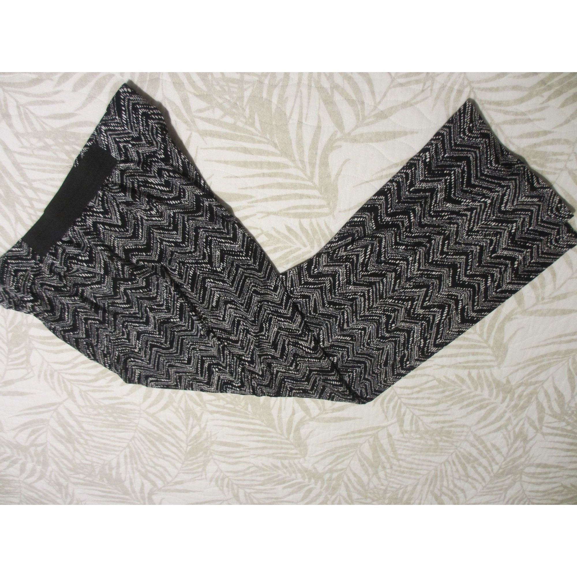 Other Motherhood Maternity Black & White Chevron Print Elastic Wai Size 40" / US 18 - 2 Thumbnail