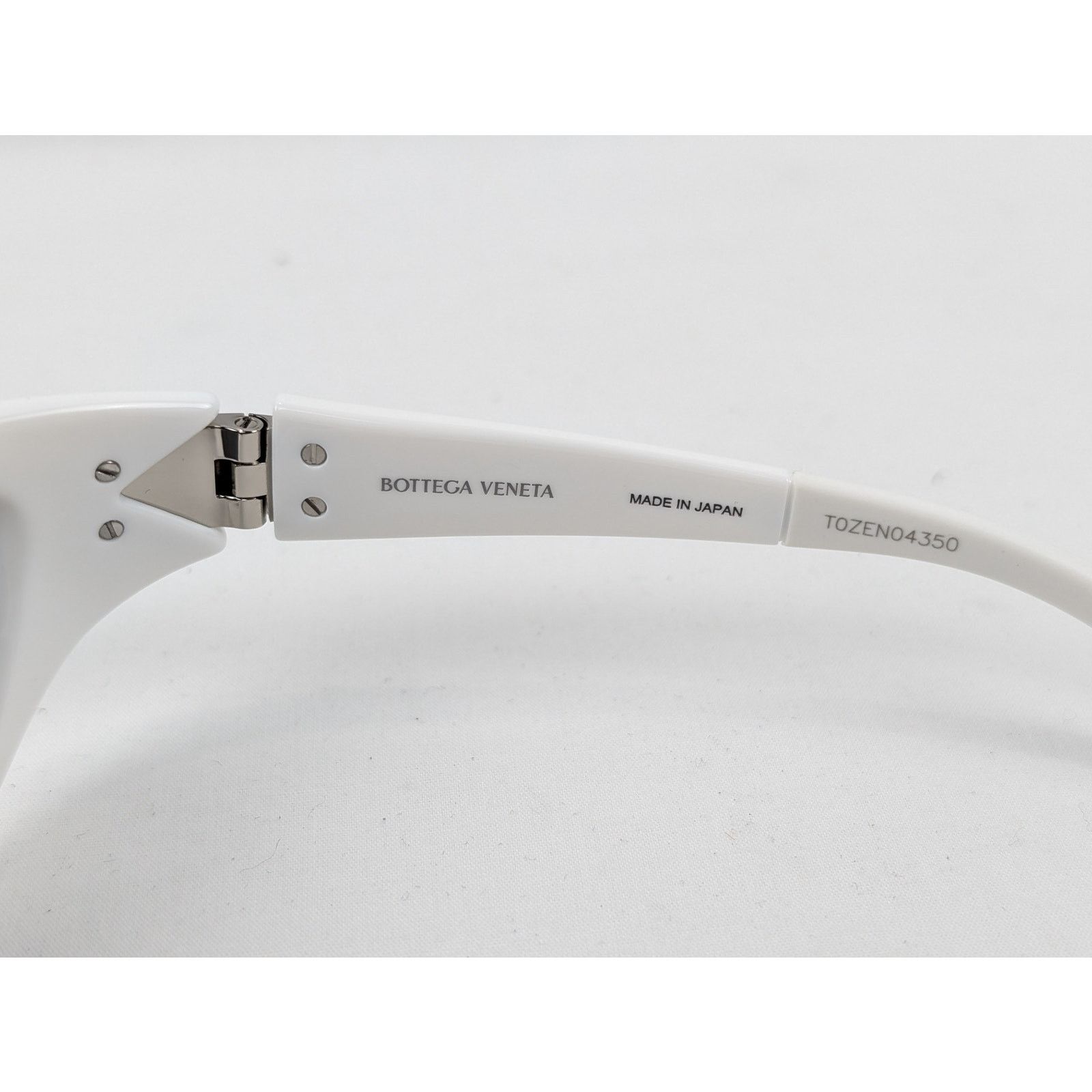 Bottega Veneta o1rshd1 Size: OS / Sungl Case Medium Sunglasses in White Size ONE SIZE - 7 Thumbnail