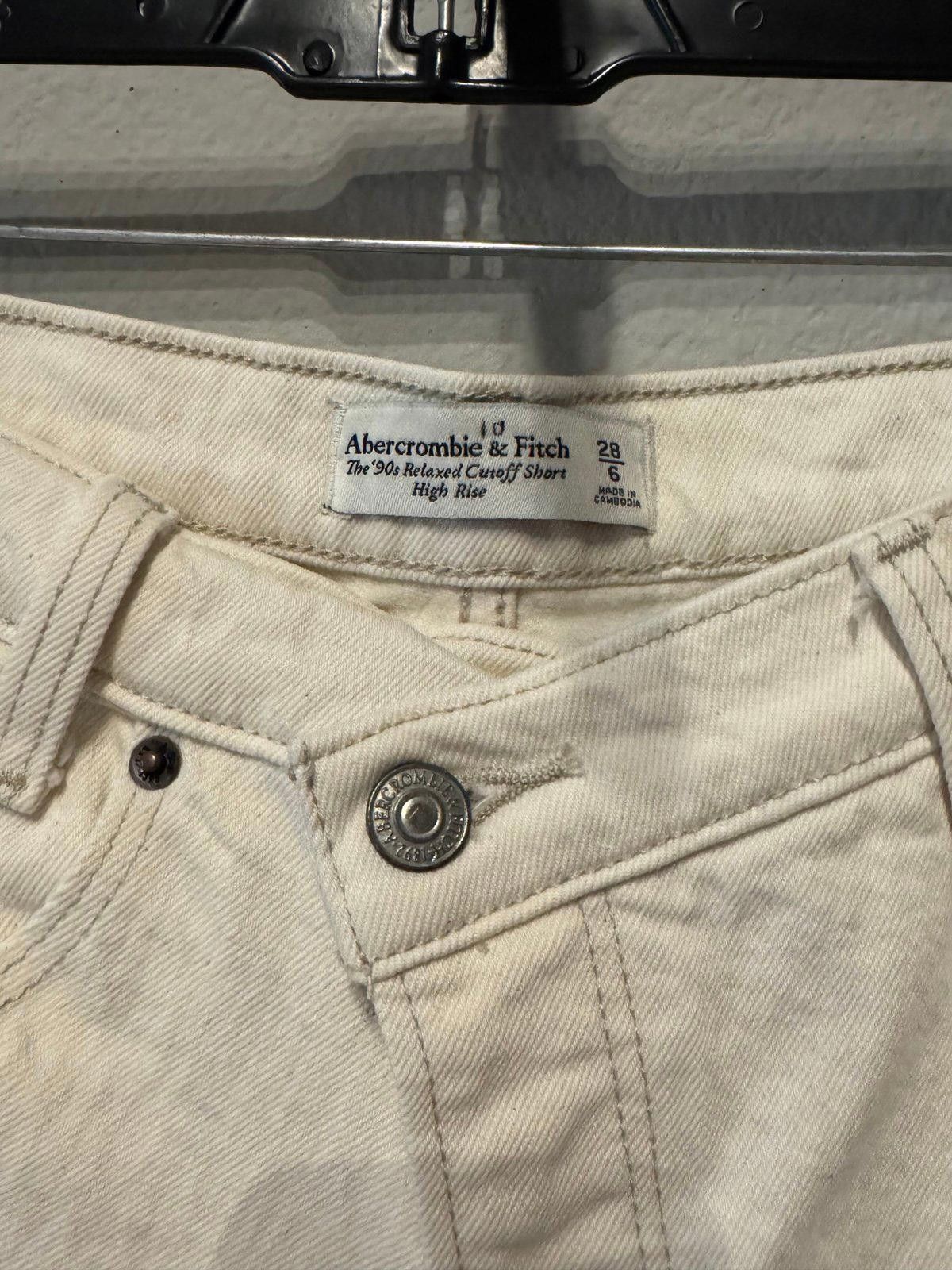 Abercrombie & Fitch Abercrombie & Fitch 90s Relaxed Cutoff Short Ivory High Rise Size 28" / US 6 / IT 42 - 3 Thumbnail