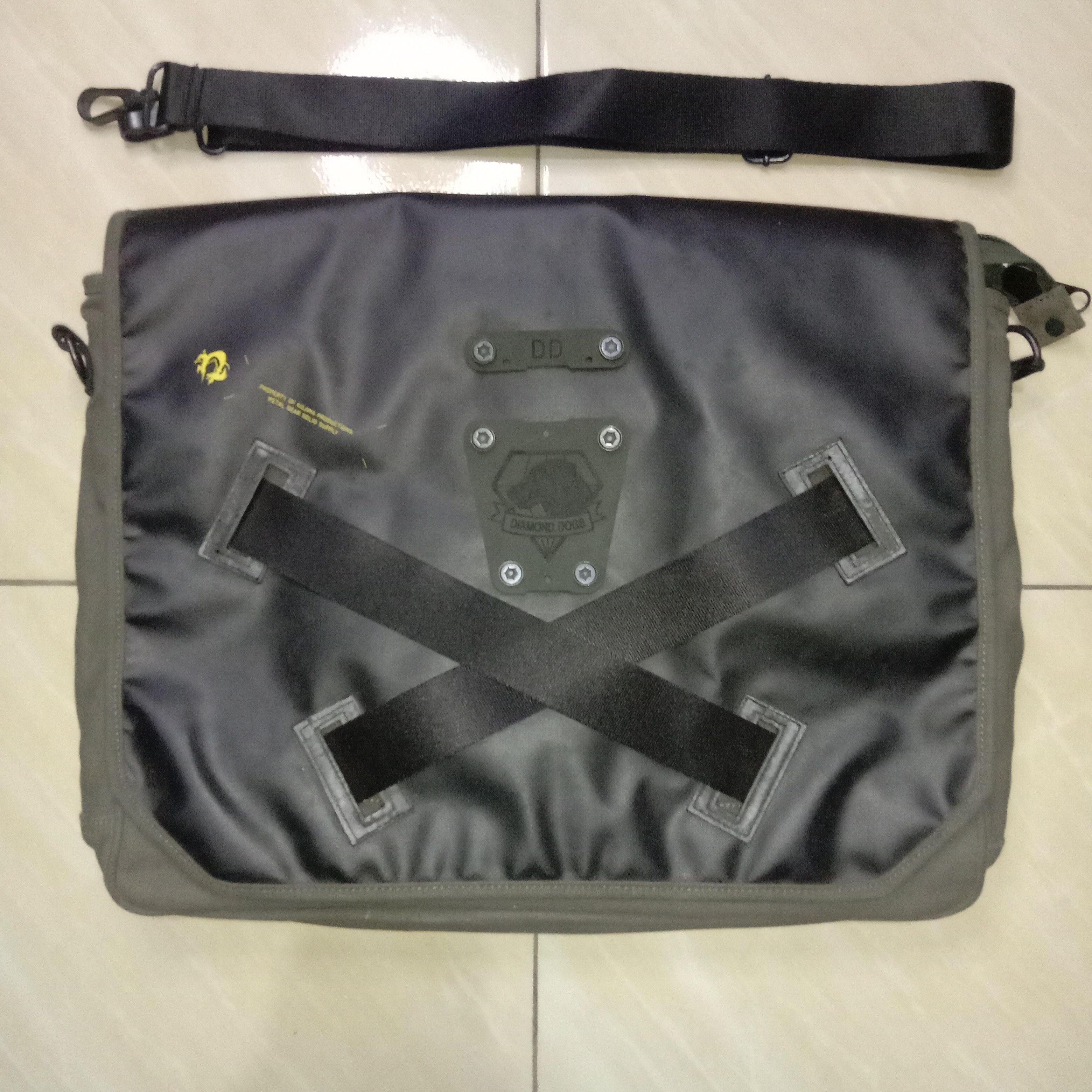 Exclusive Game x The Game Messenger Bag Musterbrand X Metal Gear Solid Game in Green, Men's
