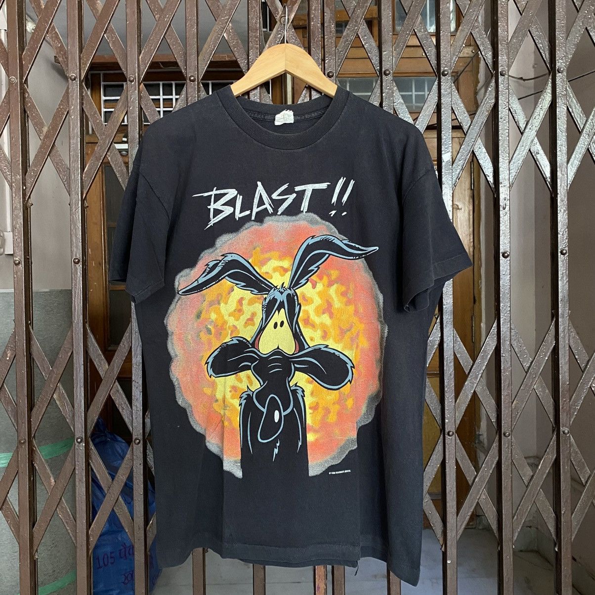 Warner Bros Vintage 1995 Warner Bros. Looney Tunes "Blast" t-shirt Size US L / EU 52-54 / 3 - 1 Thumbnail