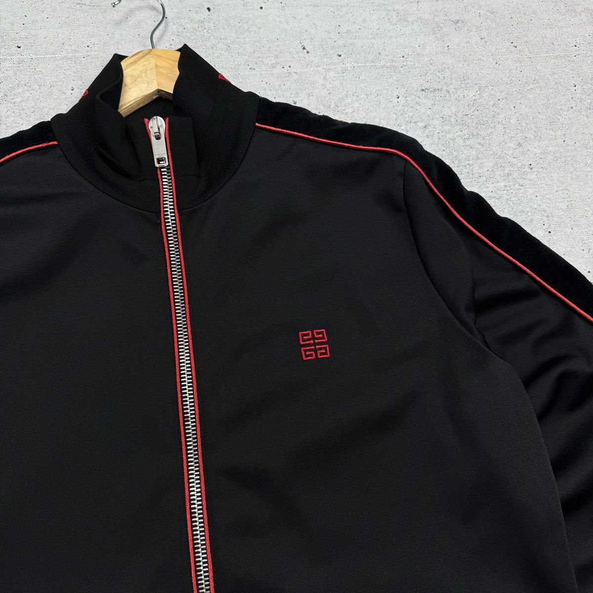 Givenchy Givenchy Tracksuit Logo Black Jacket Velvet Stripe Size L Size US L / EU 52-54 / 3 - 3 Thumbnail