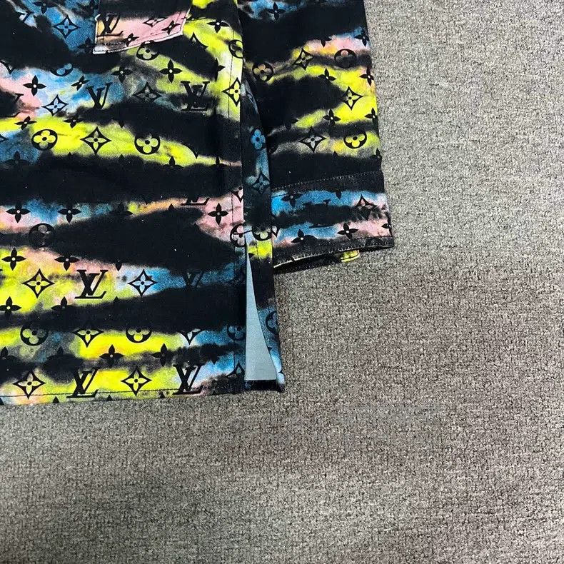 Louis Vuitton Louis Vuitton Full print LOGO Dazzling color laser LOGO si Size US XXL / EU 58 / 5 - 4 Thumbnail