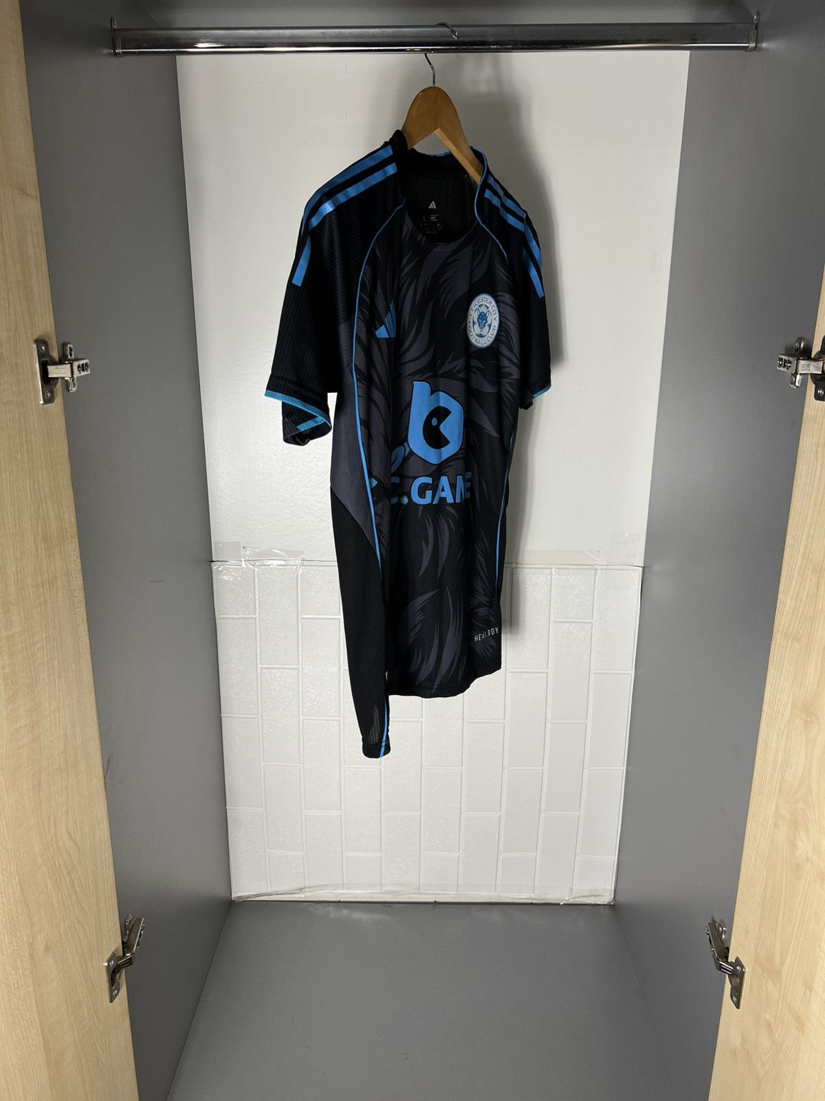 Adidas ADIDAS FC LEICESTER CITY ENGLAND SOCCER JERSEY HOMME 2025 Size US L / EU 52-54 / 3 - 4 Thumbnail