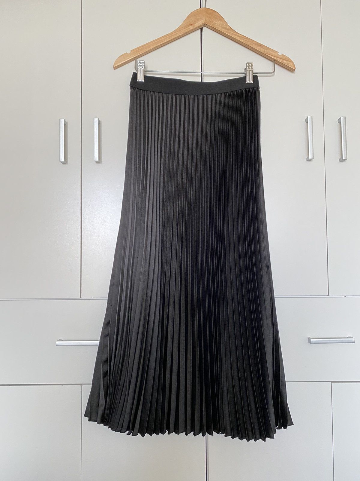 H&M BLACK PLEATED SKIRT BY H&M $50 Size 28" / US 6 / IT 42 - 1 Thumbnail
