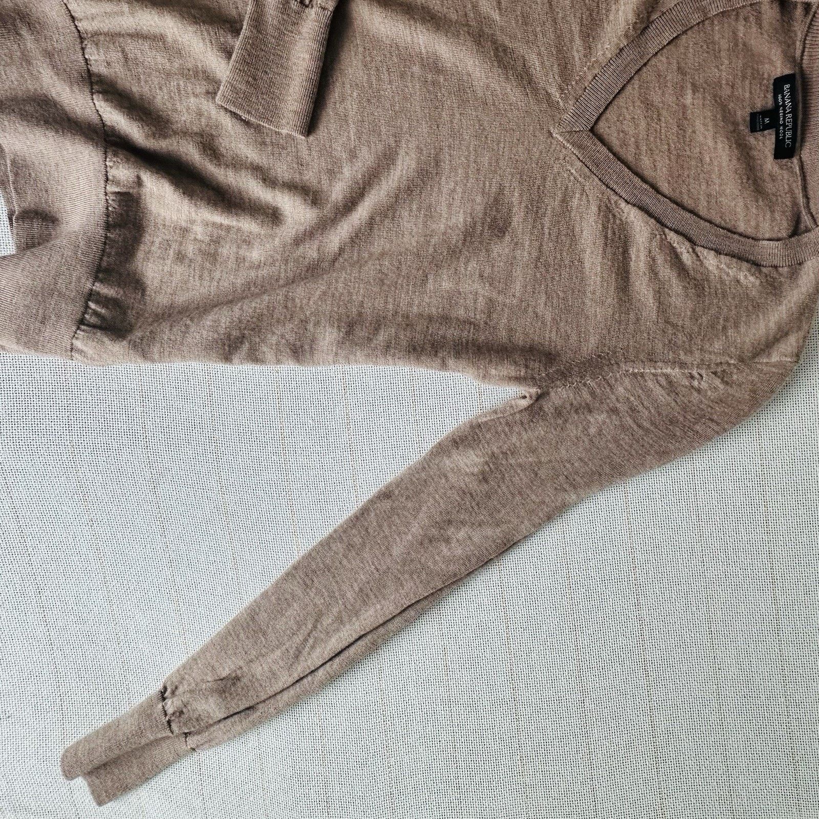 Banana Republic Banana Republic 100% Extra Fine Merino Wool V Neck Sweater Size M / US 6-8 / IT 42-44 - 5 Thumbnail