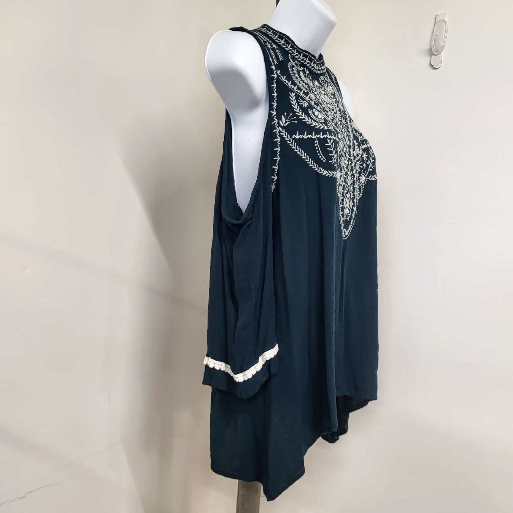 Vintage Maurices Blouse Women's Size M Green Cold Shoulder Embroidered Gauzy Rayon Top Size M / US 6-8 / IT 42-44 - 2 Thumbnail