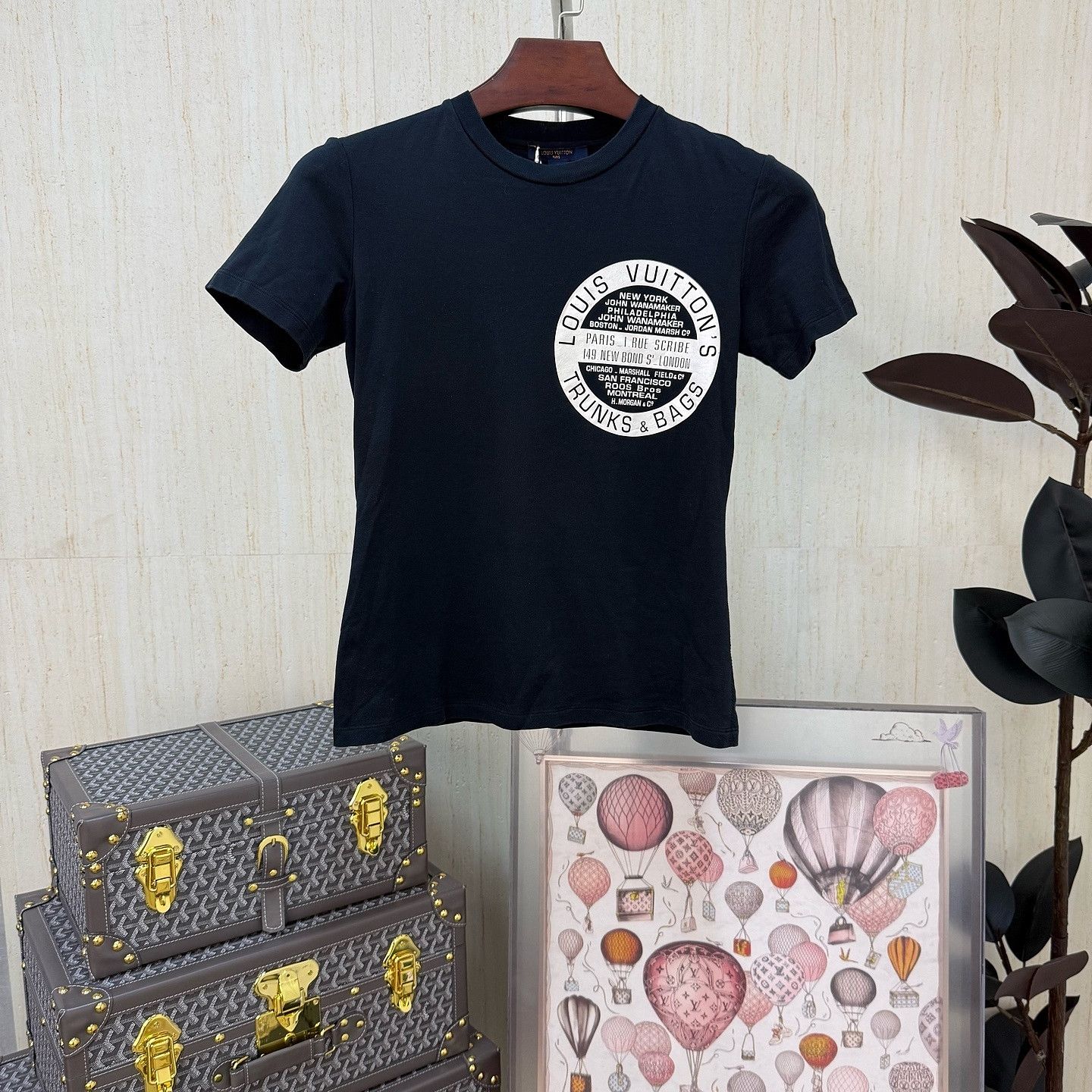 Louis Vuitton Louis Vuitton Logo Graphic T-Shirt Size S Size S / US 4 / IT 40 - 1 Thumbnail
