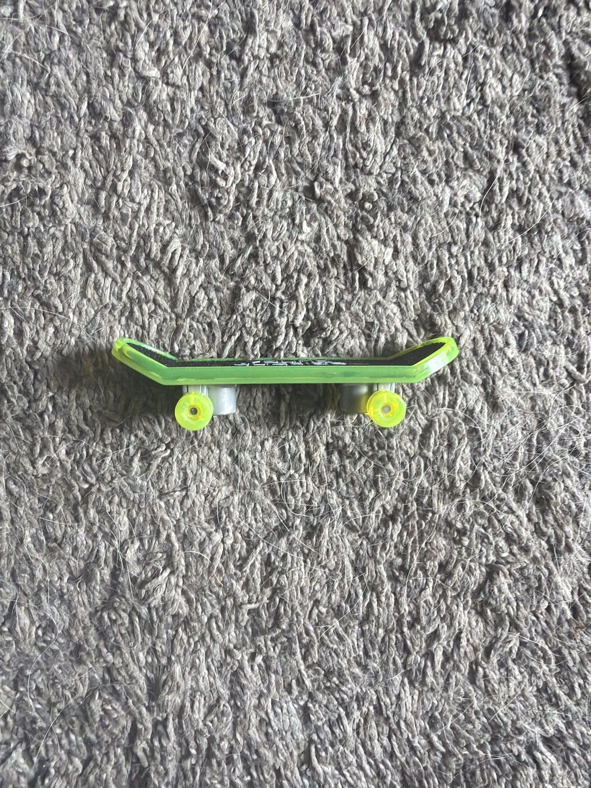 DC Comics 2012 McDonald’s DC Young Justice Robin Finger Skateboard Size ONE SIZE - 4 Thumbnail