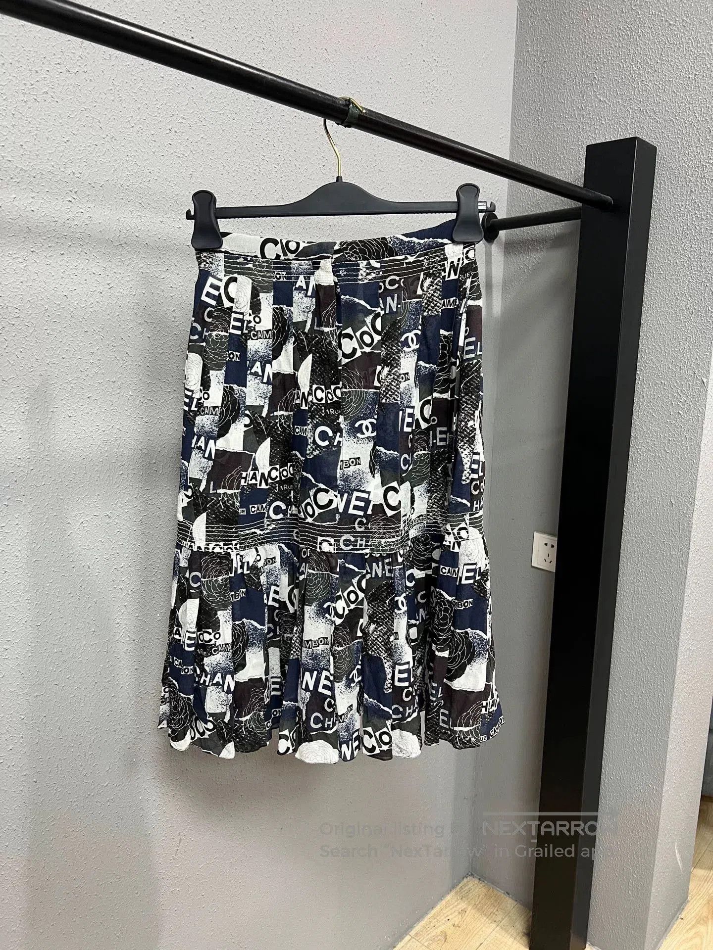 Chanel chanel black and white graffiti knit skirt. Size 37" - 2 Thumbnail