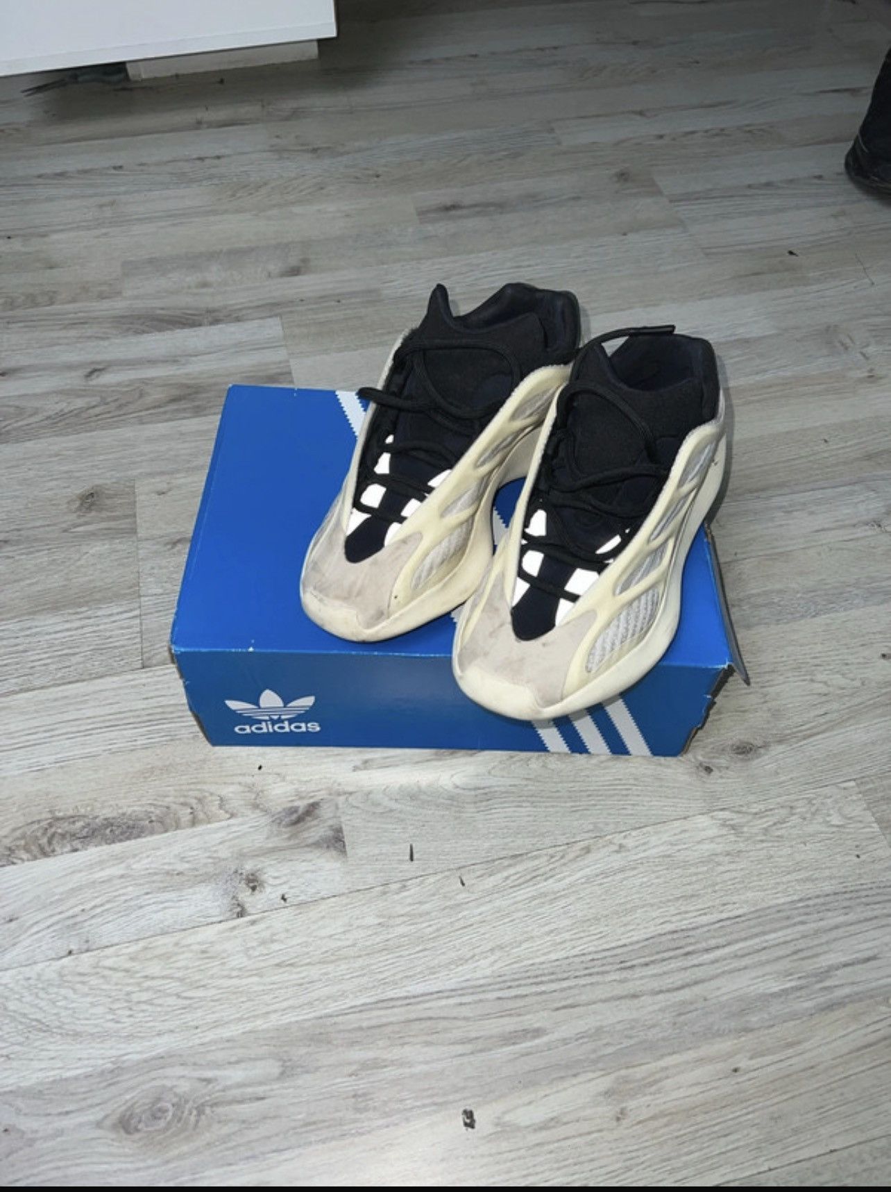 Adidas Yezzy 700 v3 Size US 7 / EU 40 - 2 Thumbnail