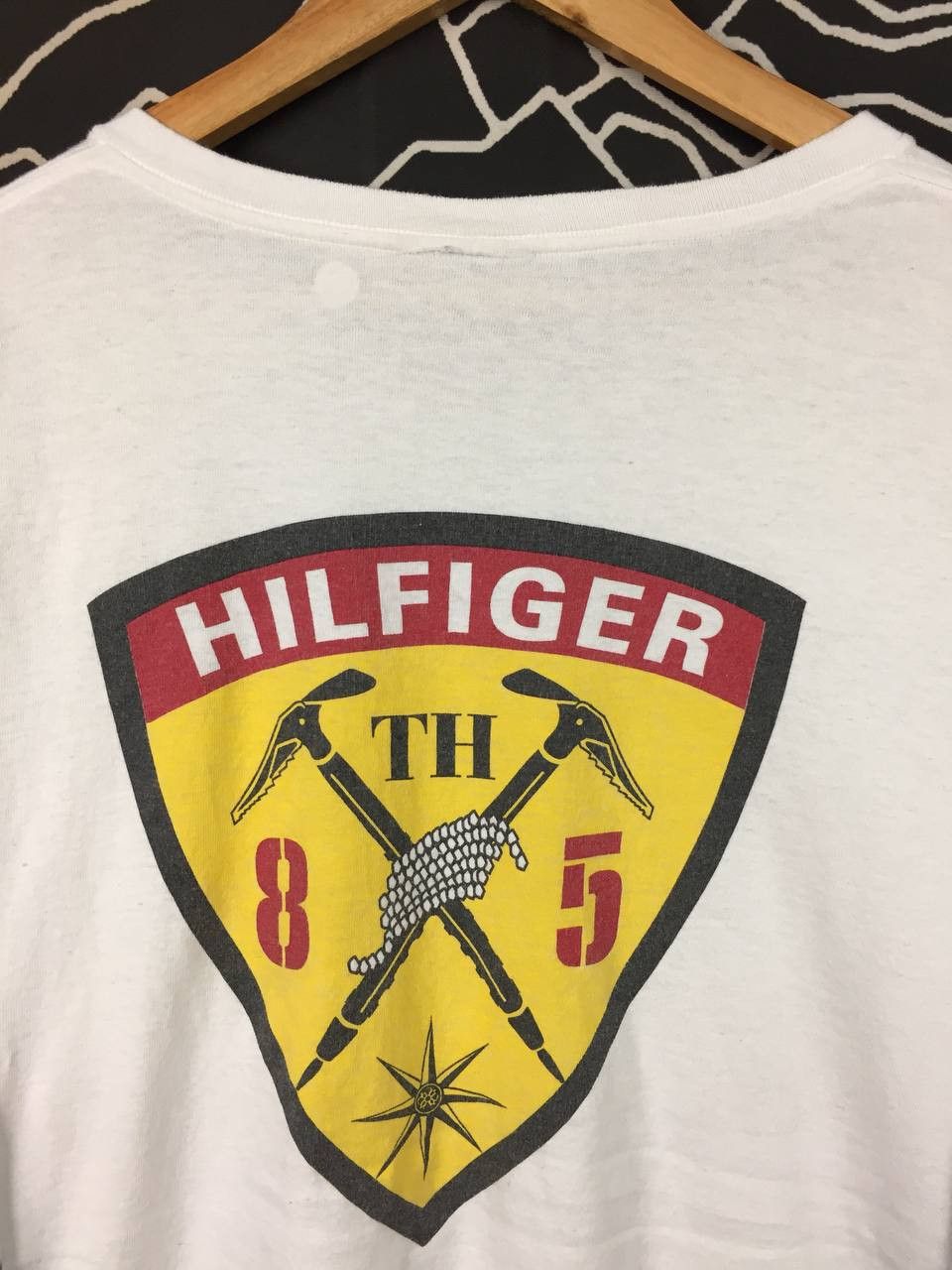 Tommy Hilfiger Tommy Hilfiger Mountaineering Crest Logo Long Sleeve Tee Size US XXL / EU 58 / 5 - 3 Thumbnail