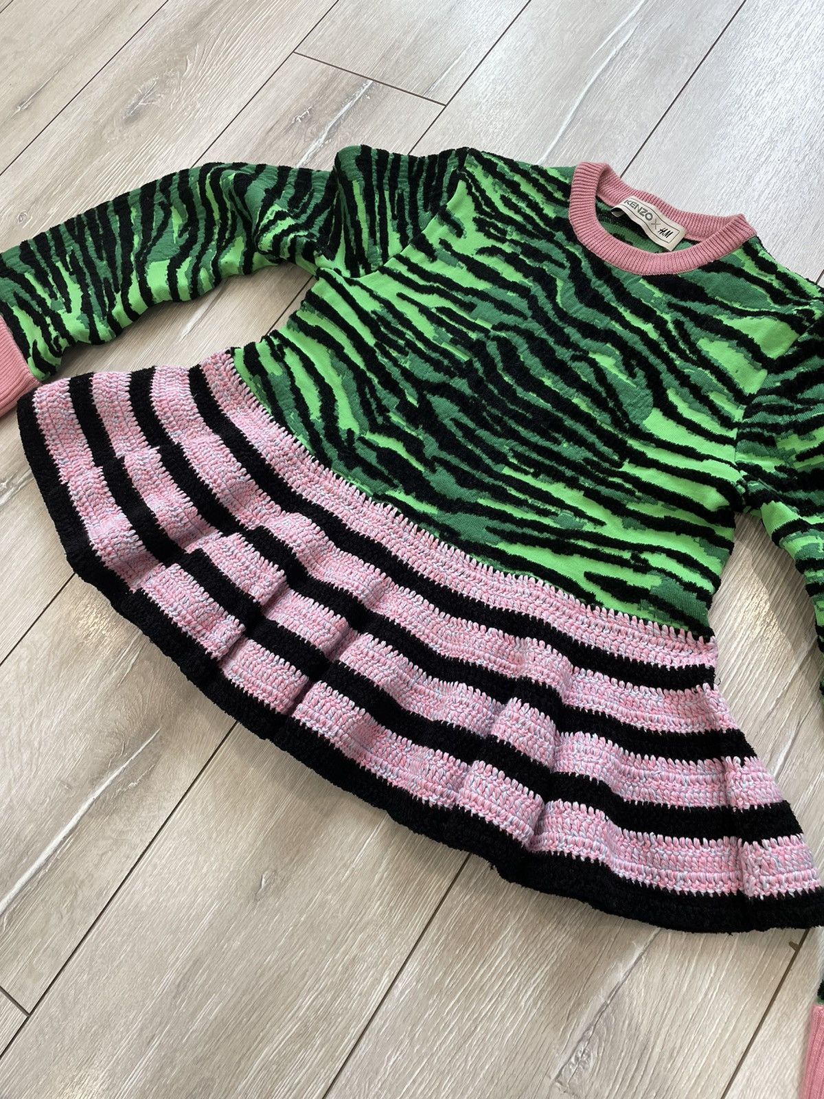 H&M × Kenzo × Vintage Kenzo x H&M Green/Pink Tiger Pattern Knit Sweater Size XS / US 0-2 / IT 36-38 - 3 Thumbnail