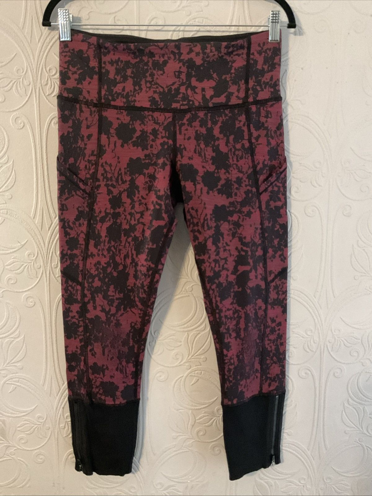 Lululemon Lululemon leggings in burgundy and black size m Size 30" / US 8 / IT 44 - 1 Thumbnail
