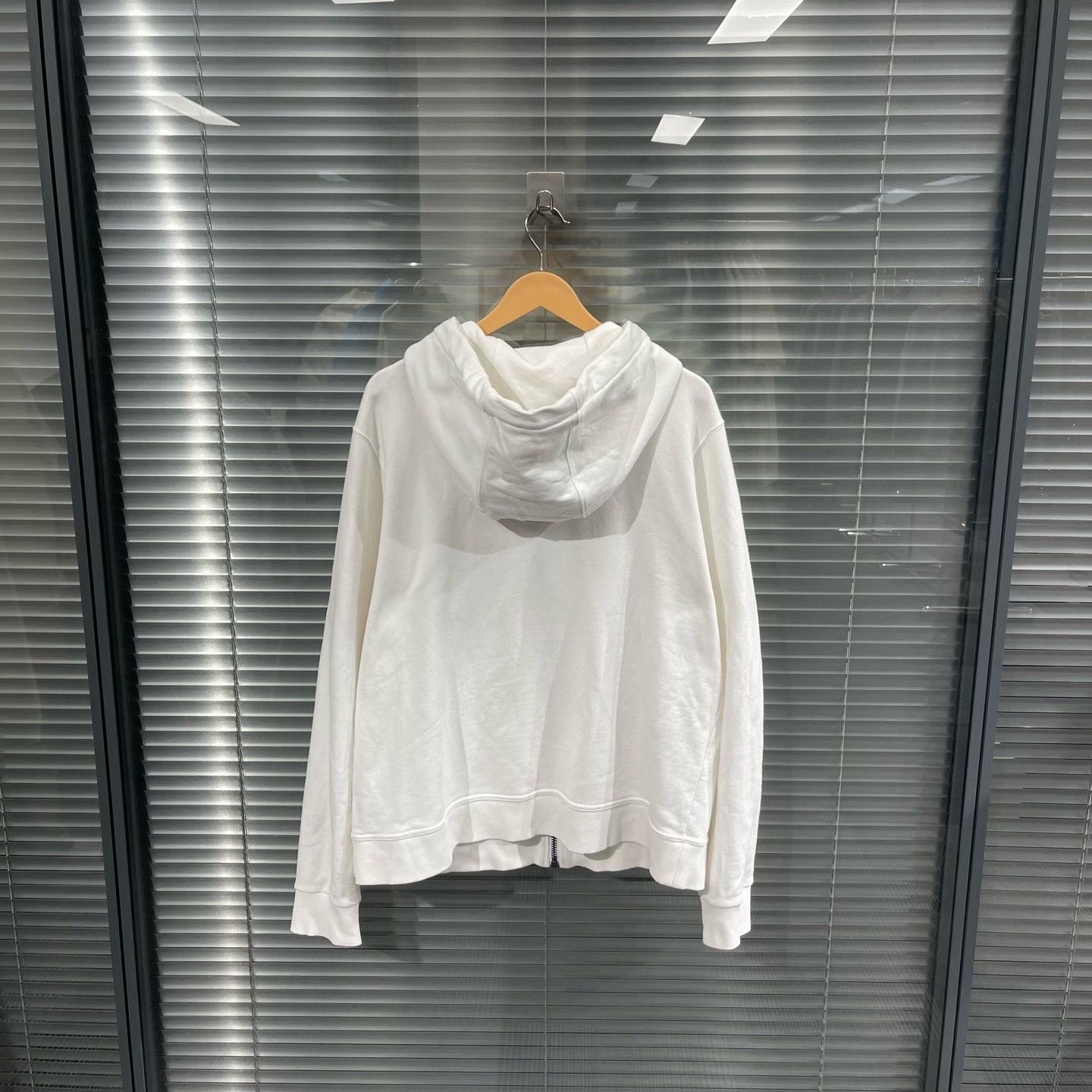 Burberry Burberry TB Monogram Embroidered Zip-Up Hoodie White Size US XL / EU 56 / 4 - 2 Thumbnail