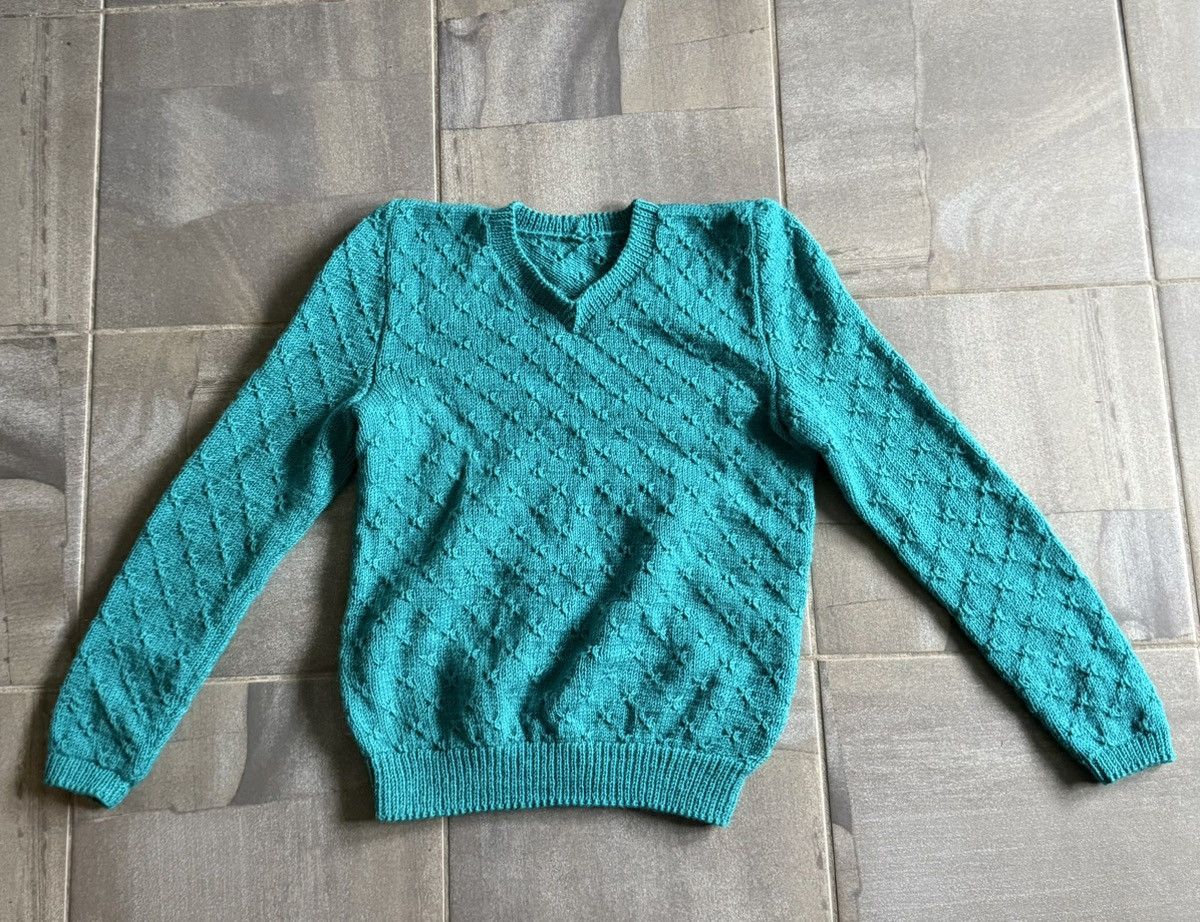 Handmade Handmade sweater with voluminous shoulders and a V-neck. Size XS / US 0-2 / IT 36-38 - 1 Thumbnail