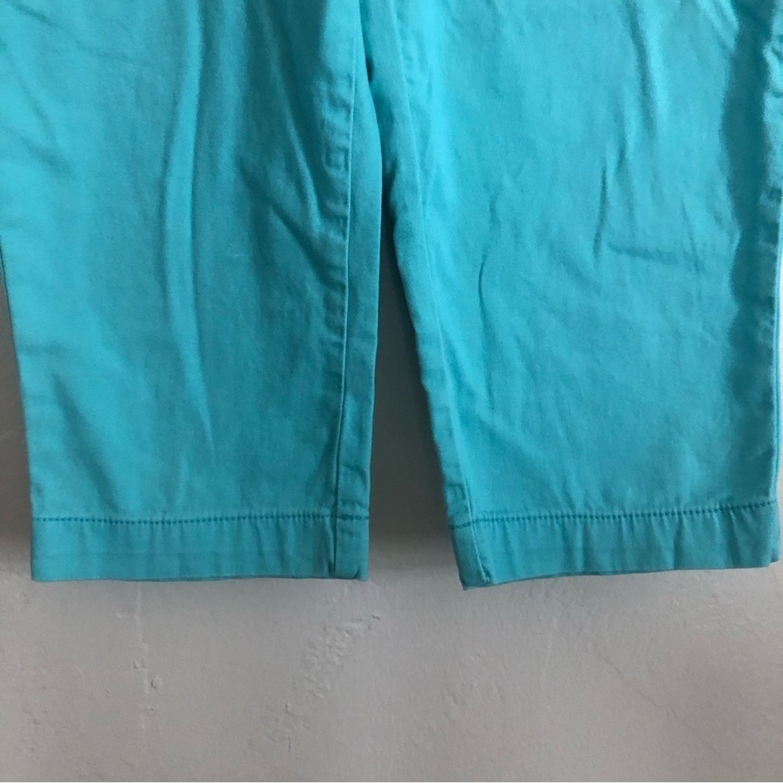St. Johns Bay St Johns Bay Aqua Sail Turquoise Blue Cropped Capri Pants Size 27" / US 4 / IT 40 - 7 Thumbnail