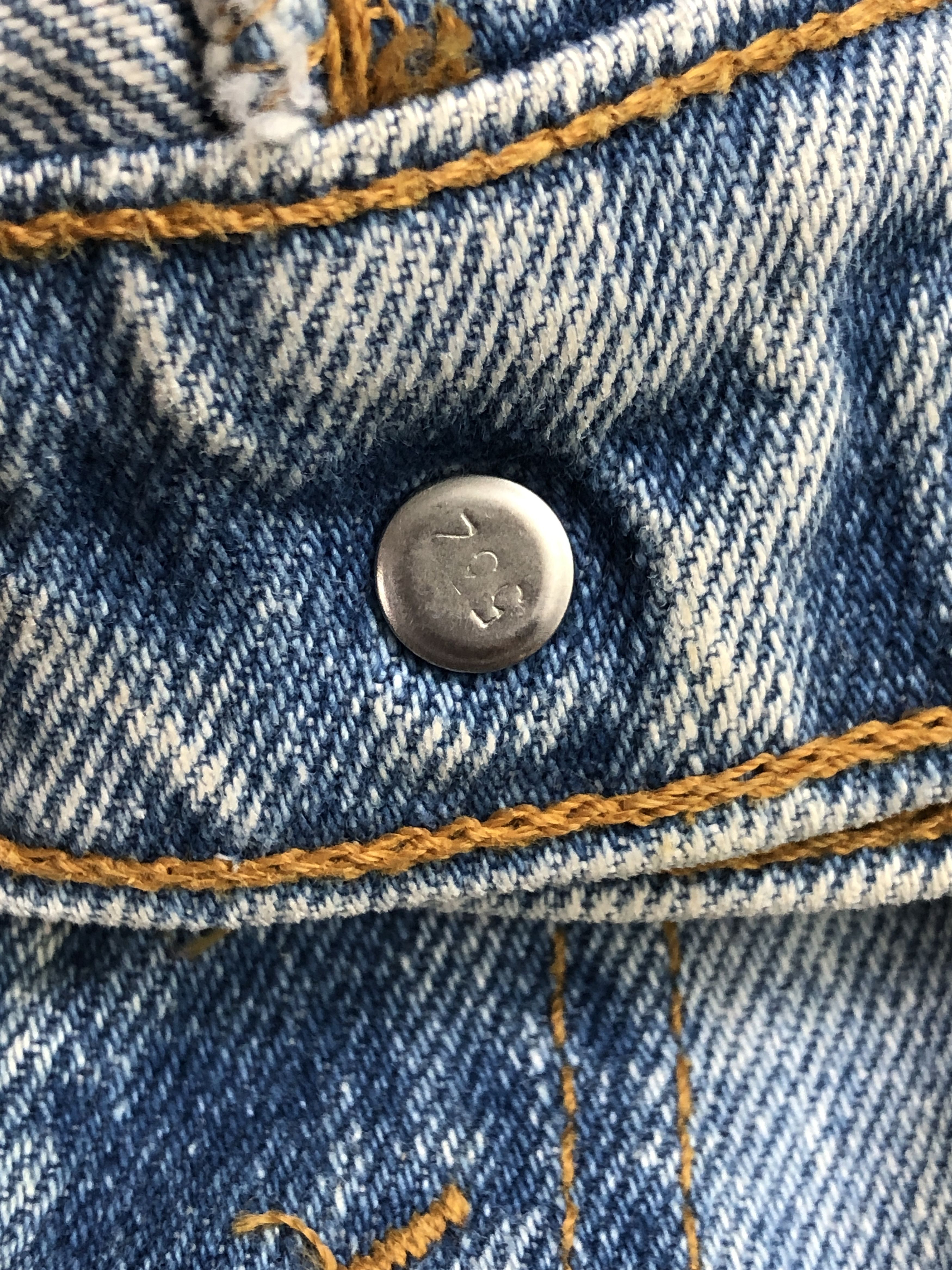 Distressed Vintage 90s Levi's 550 Light Washed Jeans
