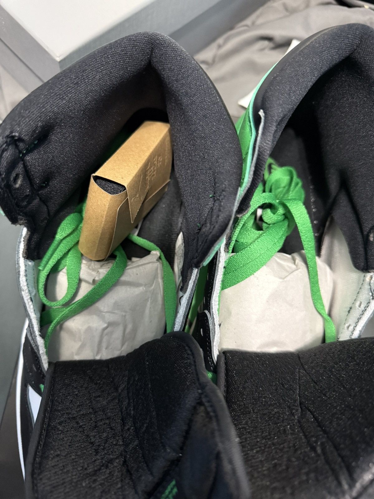 Nike Air Jordan 1 Retro HIGH OG Lucky Green Size US 10.5 / EU 43-44 - 6 Thumbnail