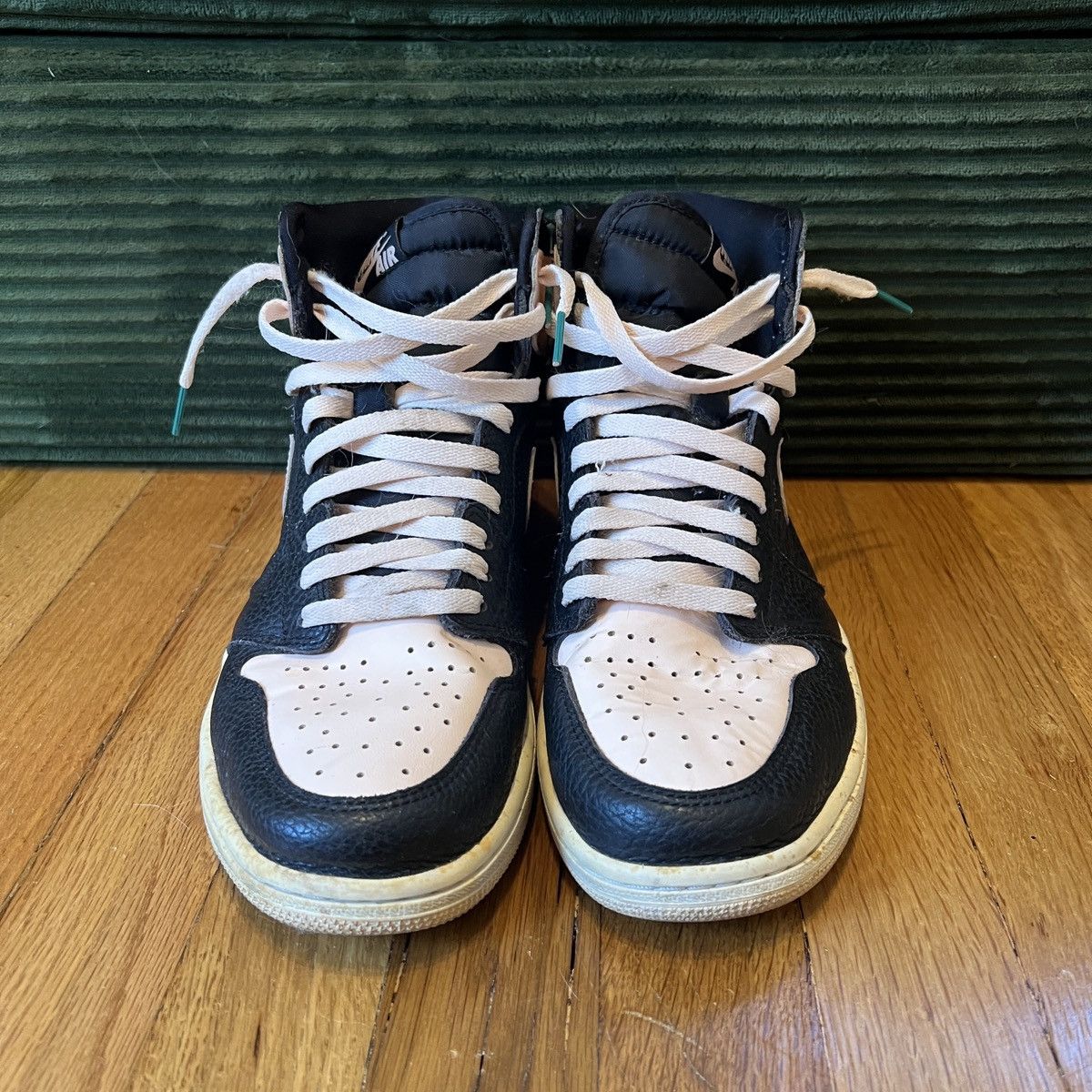 Nike Nike Jordan 1 - Crimson Tint Size US 10.5 / EU 43-44 - 2 Thumbnail