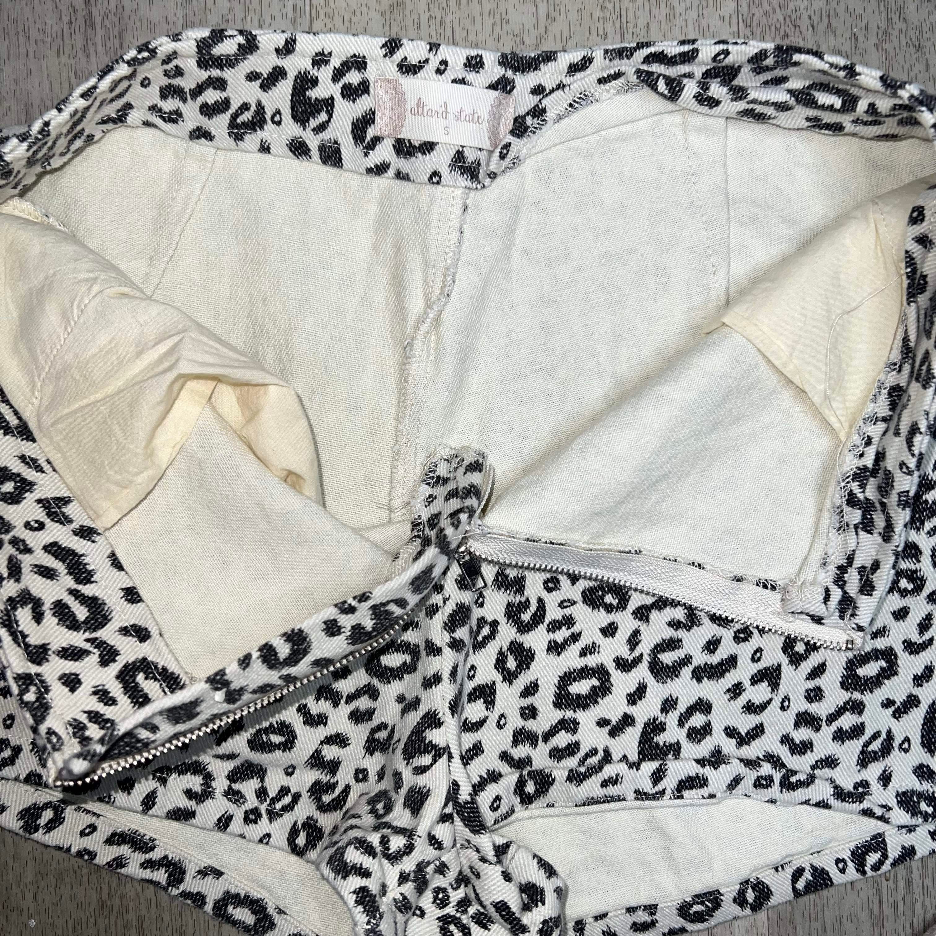 Free People Altar'd State, Front Zip Leopard Print Cream & Black Short Shorts Small Size 26" / US 2 / IT 38 - 9 Thumbnail