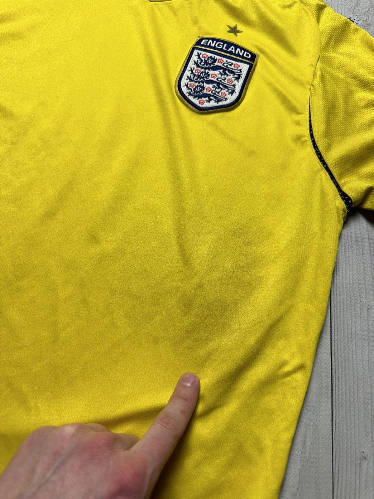 Umbro × Vintage Vintage England Umbro yellow soccer jersey Goalkeeper L rare Size US L / EU 52-54 / 3 - 5 Thumbnail