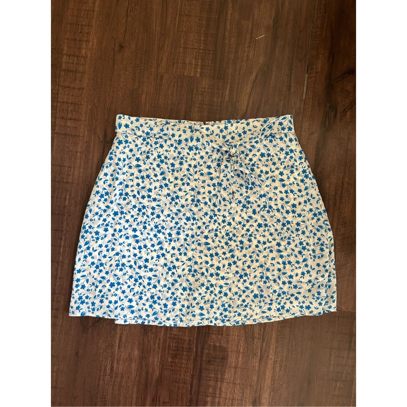AMI Mi Ami Tie Lined Skirt, White Blue Floral, Sz Large Size 34" / US 12 / IT 48 - 1 Thumbnail