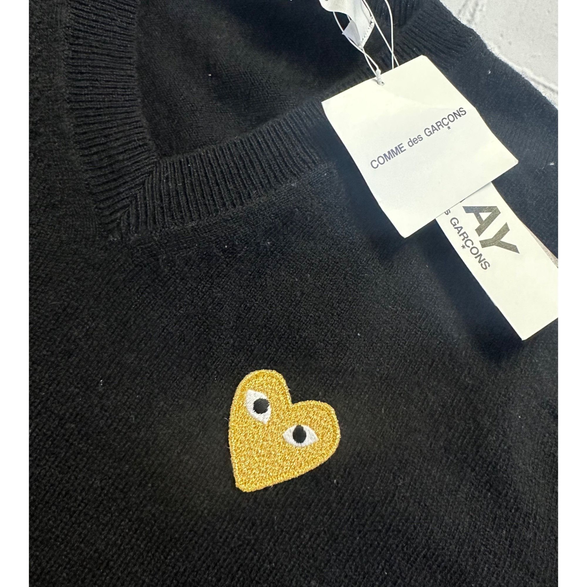 Comme des Garcons × Comme des Garcons PLAY Comme des Garçons Play Heart V-neck Sweater with small gold Size US M / EU 48-50 / 2 - 2 Thumbnail