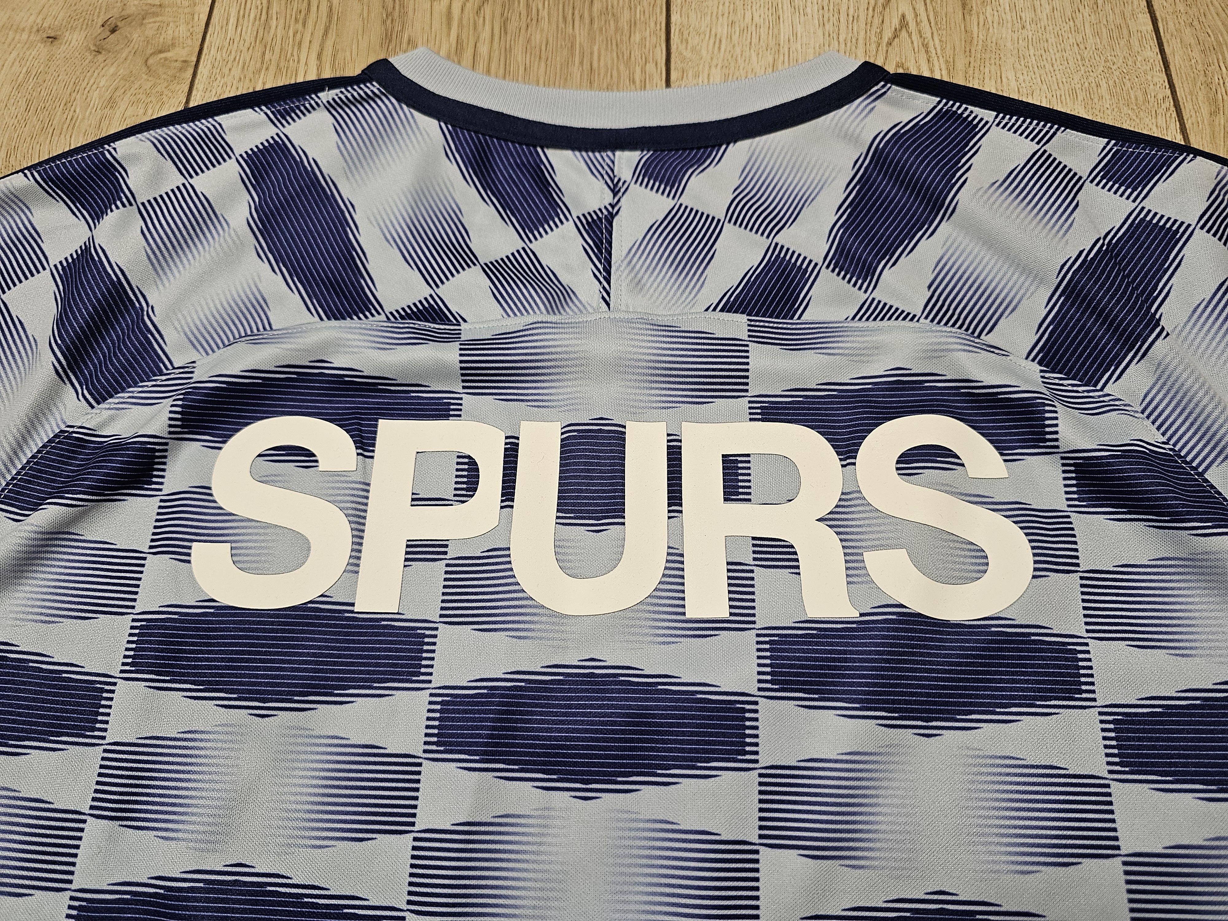 Nike TOTTENHAM HOTSPUR 2017 2018 TRAINING FOOTBALL SOCCER JERSEY Size US XL / EU 56 / 4 - 5 Thumbnail