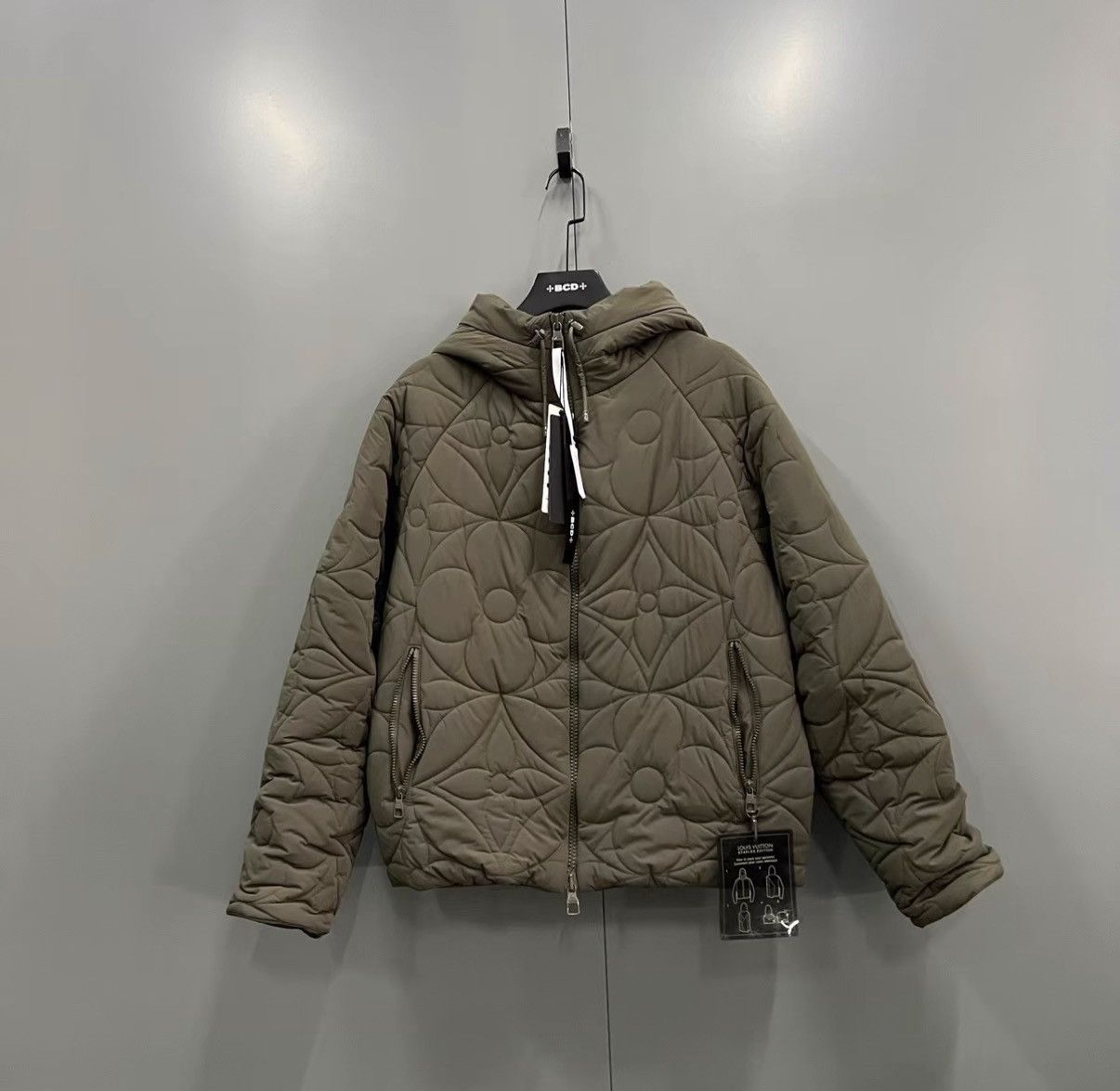 Louis Vuitton Louis Vuitton Monogram Embossed Hooded Down Jacket J41 Size US M / EU 48-50 / 2 - 1 Thumbnail