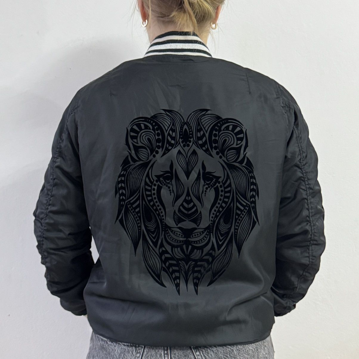 True Religion True Religion Fur Jacket womens size S big logo leo bomber Size S / US 4 / IT 40 - 7 Thumbnail