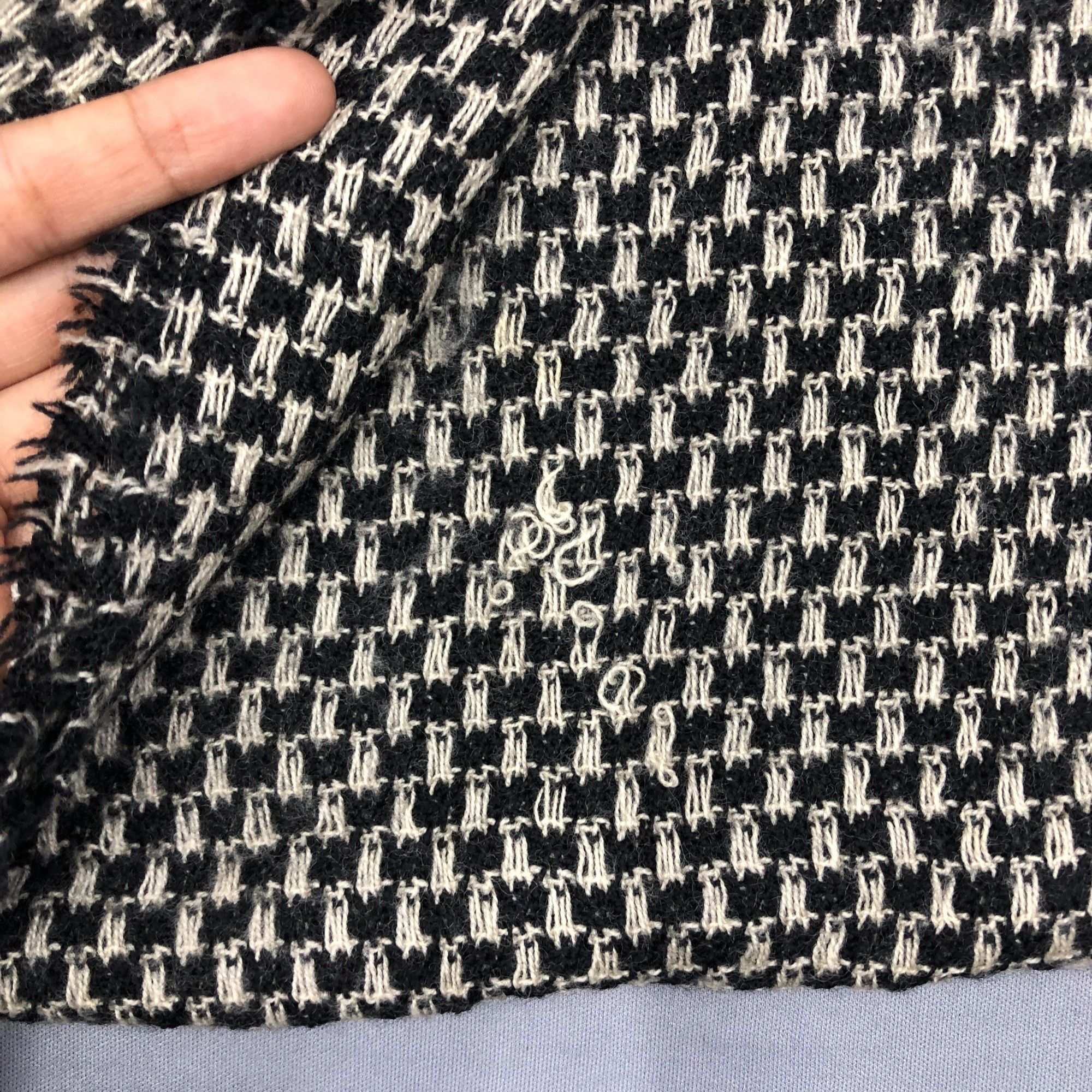 Hugo Boss Vintage Hugo Boss Scarf Muffler Wool Winter Fringe Scarves Size ONE SIZE - 9 Thumbnail