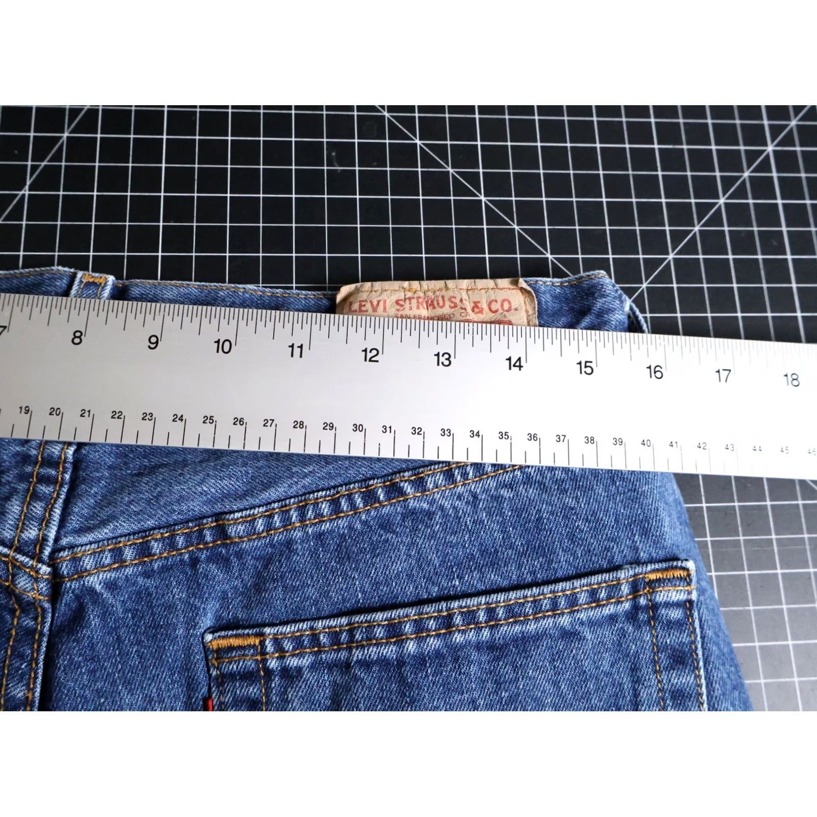 Levi's VINTAGE Levi's 501 XX Jeans Men 31 x 29 Blue Button Fly VTG 2005 Denim Straight 90s Size US 31 - 6 Thumbnail