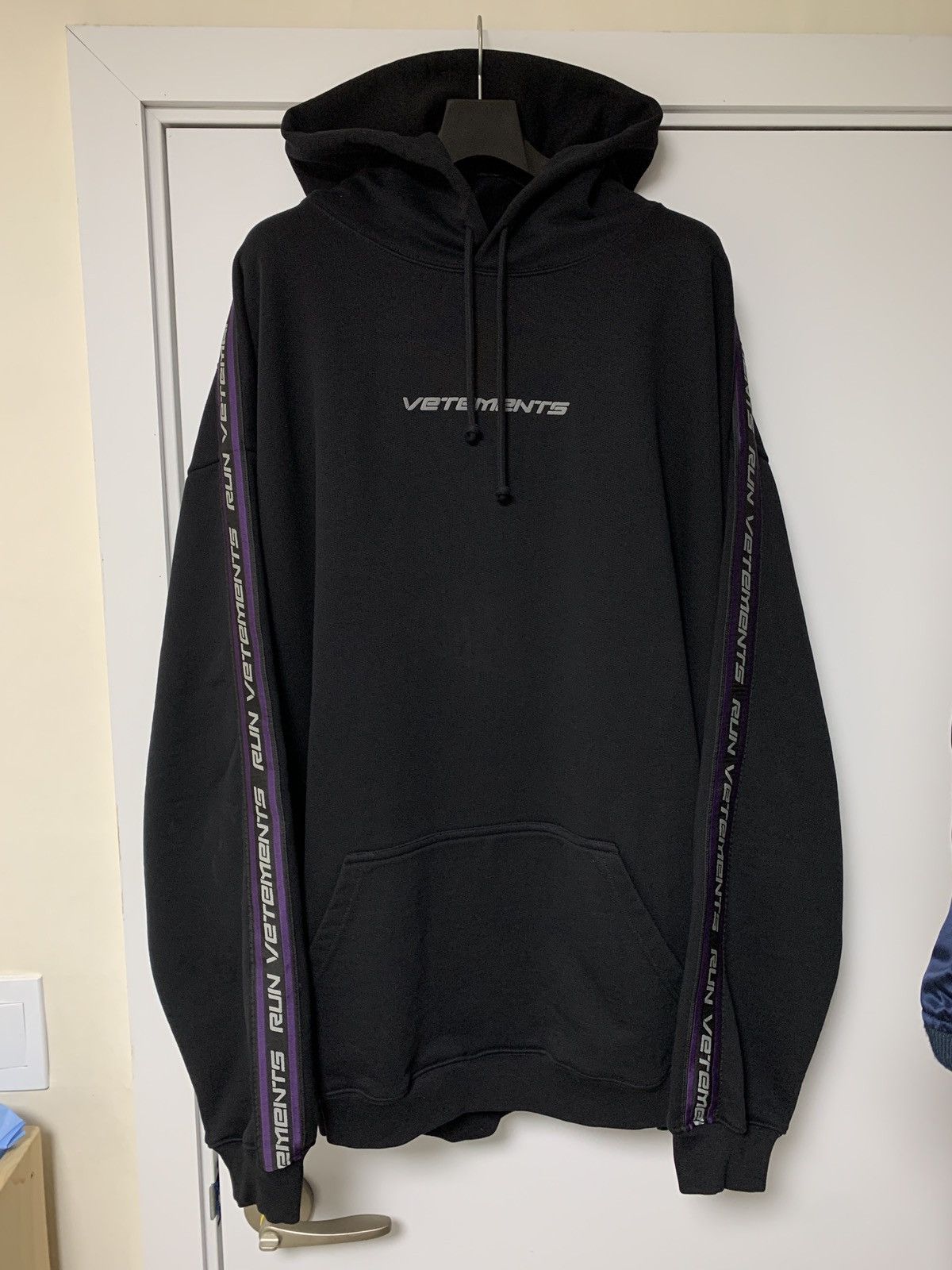 Vetements Vetements Side Logo Tape Oversized Hoodie Black Size US XL / EU 56 / 4 - 1 Thumbnail