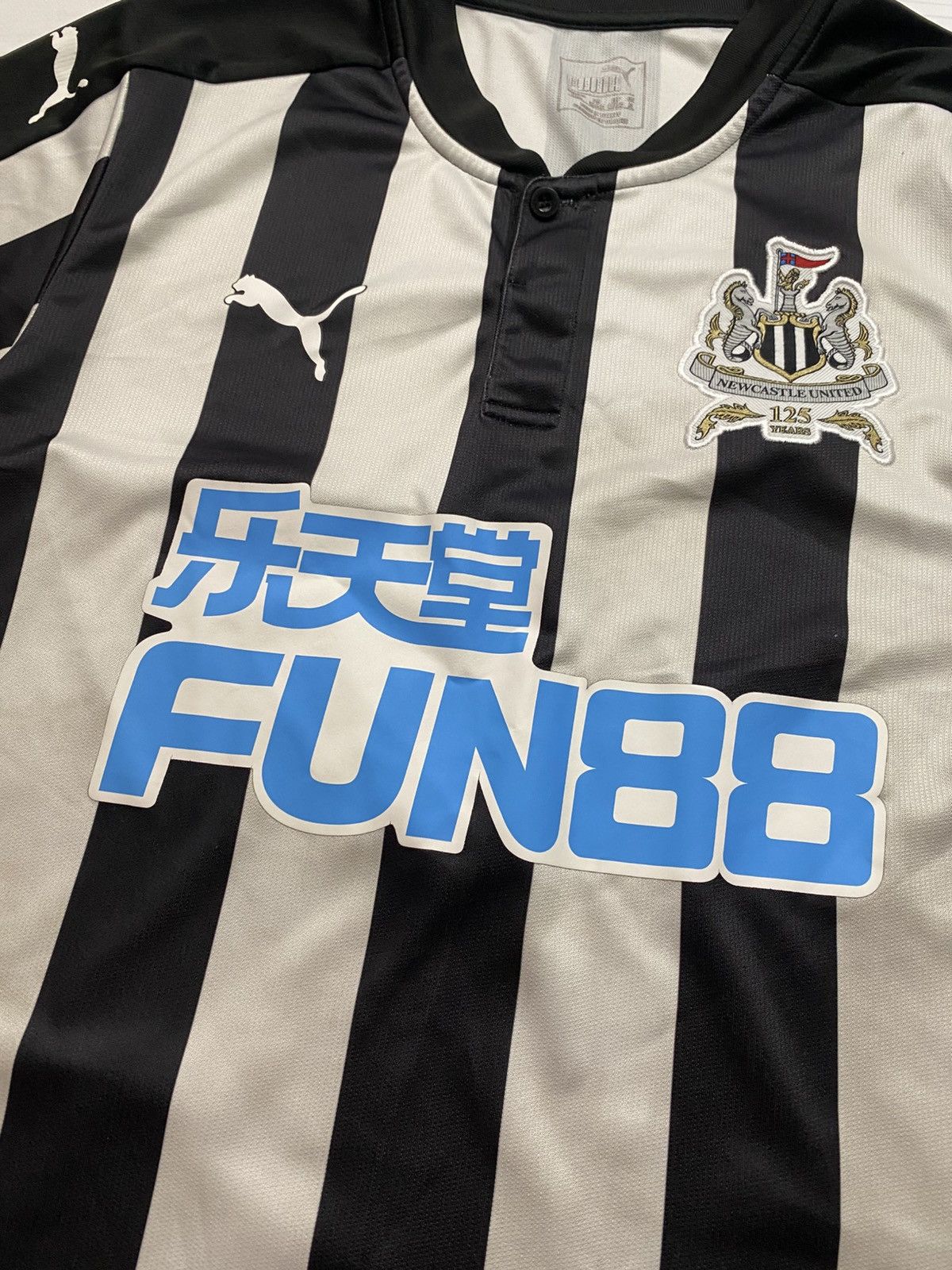 Vintage Puma Newcasle United 2017/18 home football y2k t shirt Size US M / EU 48-50 / 2 - 7 Thumbnail