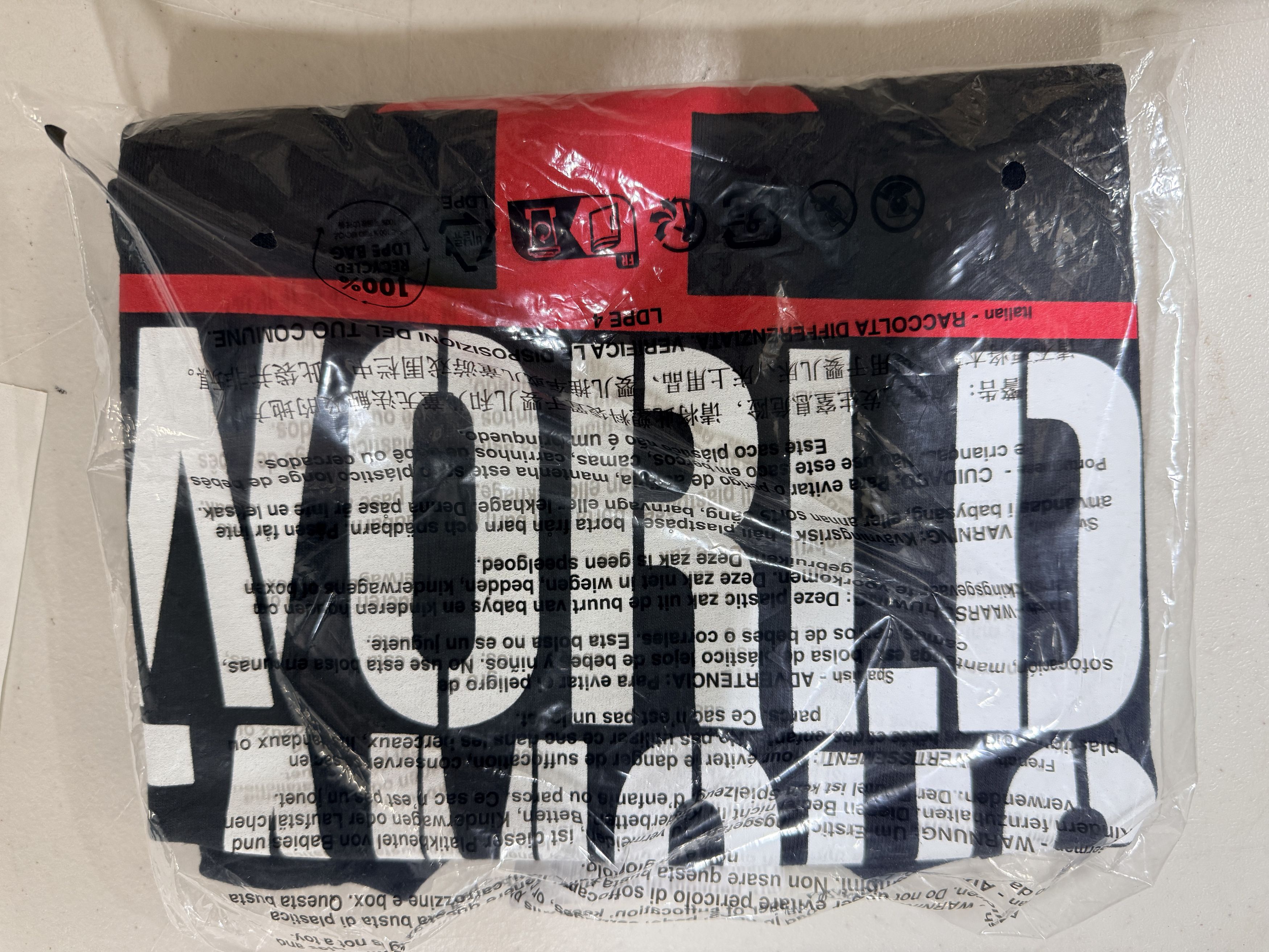 Supreme Supreme World Famous Tee Black Size L Size US L / EU 52-54 / 3 - 3 Thumbnail